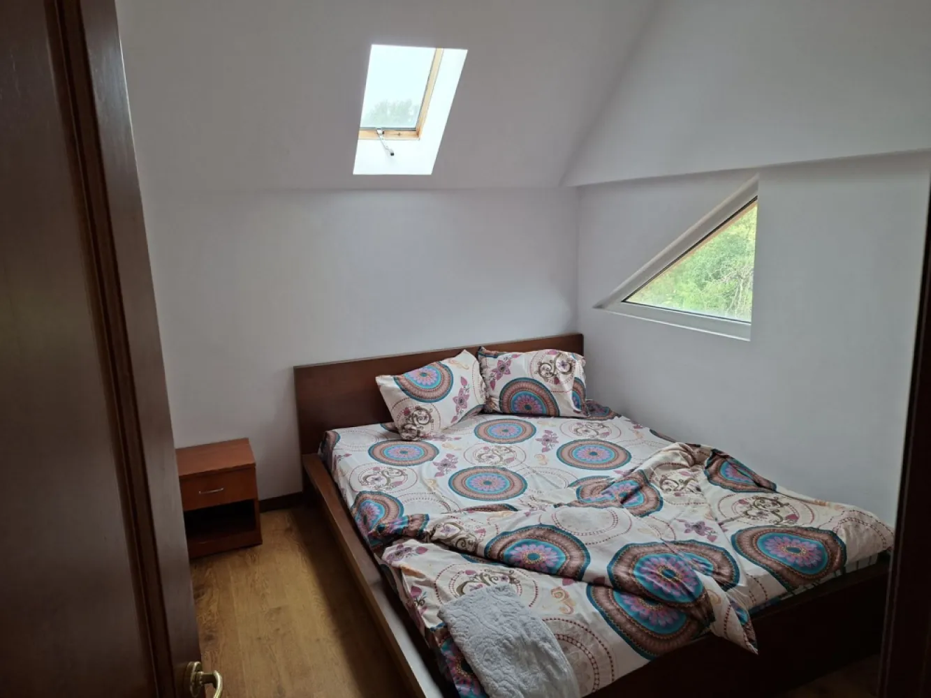 BRASADAS vinde casa individuala 9 cam in Bercu Rosu. - Agenția imobiliara BRASADAS vinde casa individuala cu 9 dormitoare situată în BERCU ROSU.
Casa a fost construita în anul 2010 si este racordata la toate utilitățile, pe un teren aferent în suprafața de 9600 mp.
Www.brasadas.com.