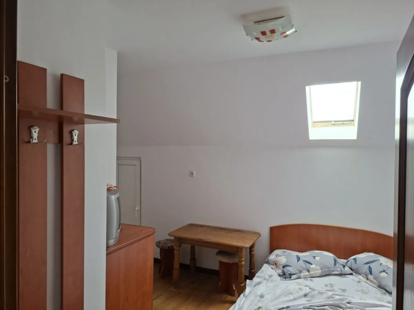 BRASADAS vinde casa individuala 9 cam in Bercu Rosu. - Agenția imobiliara BRASADAS vinde casa individuala cu 9 dormitoare situată în BERCU ROSU.
Casa a fost construita în anul 2010 si este racordata la toate utilitățile, pe un teren aferent în suprafața de 9600 mp.
Www.brasadas.com.