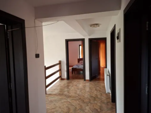 BRASADAS vinde casa individuala 9 cam in Bercu Rosu.
