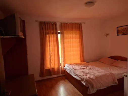 BRASADAS vinde casa individuala 9 cam in Bercu Rosu.