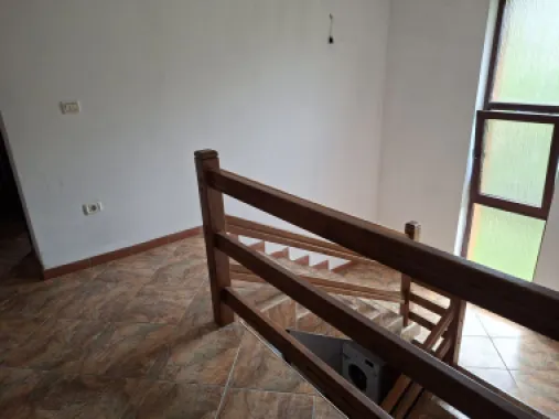 BRASADAS vinde casa individuala 9 cam in Bercu Rosu.