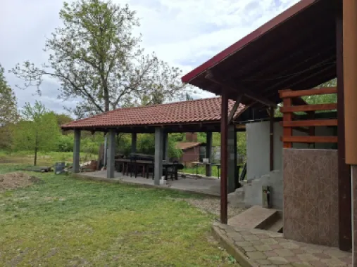 BRASADAS vinde casa individuala 9 cam in Bercu Rosu.