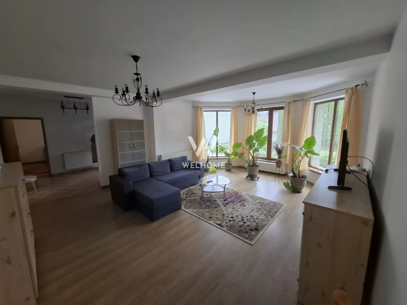 De inchiriat - Casa individuala intima cu teren mare in Avrig, Sibiu - Casa individuala construita in stil american situata in Avrig, Sibiu

Dispusa Subsol + Parter
Subsolul este sub toata casa si include si garaj pentru o masina.
Compartimentarea casei: living, bucatarie, baie, hol+casa scarii din subsol, dormitor, dormitor cu dressing si baie, terasa 30 mp.
Suprafata subsol 100 mp
Suprafata utila casa 100 mp
Suprafata teren: 800 mp, deschidere la strada 25m
Utilitati: Apa, Canalizare, Gaz, Curent, Internet.
Casa este situata intr-o zona linistita a Avrigului, la iesirea spre Valea Avrigului, pe o strada asfaltata si iluminata.

Chirie lunara 500 euro
Comision chirias contravaloarea unei chirii lunare.