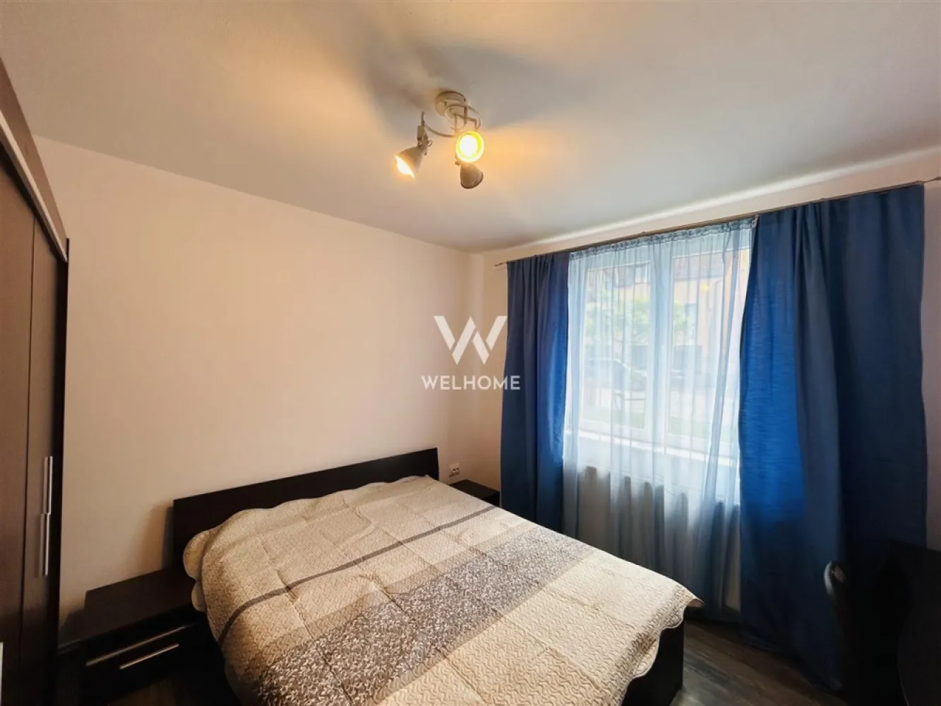 Apartament 2 camere, 54 mpu, renovat modern, parter inalt, Strand II - Va propunem un apartament situat in cartierul Strand II, o zona apreciata pentru liniste si accesibilitate.

Locuinta este amplasata la parter inalt, intr-un imobil cu regim redus de inaltime (P+3), construit in 2003 si izolat termic exterior.

Detalii proprietate:
54 mp utili
compartimentare eficienta
living luminos
dormitor spatios
bucatarie separata cu camara
baie moderna cu dus walk-in
holuri amenajate cu spatii utile de depozitare
se vinde partial mobilat si utilat

Apartamentul a fost renovat in 2022 si beneficiaza de:
parchet laminat 10 mm
usi interioare noi
gresie si faianta moderne
obiecte sanitare schimbate
prize si intrerupatoare Schneider

Avantaje:
parter inalt
zona linistita
multe locuri de parcare in apropiere
acces rapid catre magazine, scoli si transport public
potrivit atat pentru locuit, cat si pentru investitie
disponibil imediat