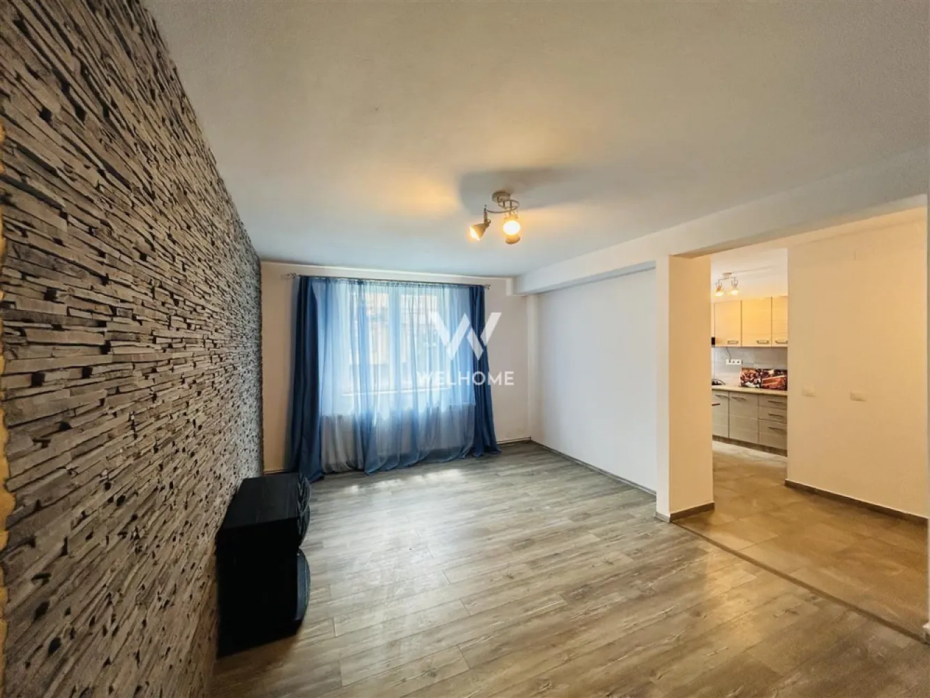 Apartament 2 camere, 54 mpu, renovat modern, parter inalt, Strand II - Va propunem un apartament situat in cartierul Strand II, o zona apreciata pentru liniste si accesibilitate.

Locuinta este amplasata la parter inalt, intr-un imobil cu regim redus de inaltime (P+3), construit in 2003 si izolat termic exterior.

Detalii proprietate:
54 mp utili
compartimentare eficienta
living luminos
dormitor spatios
bucatarie separata cu camara
baie moderna cu dus walk-in
holuri amenajate cu spatii utile de depozitare
se vinde partial mobilat si utilat

Apartamentul a fost renovat in 2022 si beneficiaza de:
parchet laminat 10 mm
usi interioare noi
gresie si faianta moderne
obiecte sanitare schimbate
prize si intrerupatoare Schneider

Avantaje:
parter inalt
zona linistita
multe locuri de parcare in apropiere
acces rapid catre magazine, scoli si transport public
potrivit atat pentru locuit, cat si pentru investitie
disponibil imediat