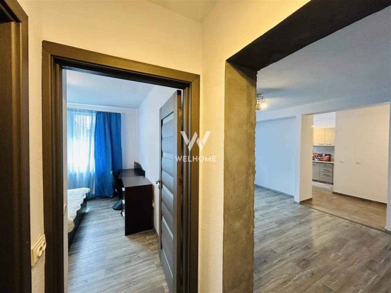 Apartament 2 camere, 54 mpu, renovat modern, parter inalt, Strand II - Va propunem un apartament situat in cartierul Strand II, o zona apreciata pentru liniste si accesibilitate.

Locuinta este amplasata la parter inalt, intr-un imobil cu regim redus de inaltime (P+3), construit in 2003 si izolat termic exterior.

Detalii proprietate:
54 mp utili
compartimentare eficienta
living luminos
dormitor spatios
bucatarie separata cu camara
baie moderna cu dus walk-in
holuri amenajate cu spatii utile de depozitare
se vinde partial mobilat si utilat

Apartamentul a fost renovat in 2022 si beneficiaza de:
parchet laminat 10 mm
usi interioare noi
gresie si faianta moderne
obiecte sanitare schimbate
prize si intrerupatoare Schneider

Avantaje:
parter inalt
zona linistita
multe locuri de parcare in apropiere
acces rapid catre magazine, scoli si transport public
potrivit atat pentru locuit, cat si pentru investitie
disponibil imediat