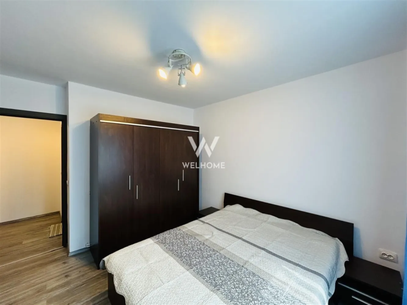 Apartament 2 camere, 54 mpu, renovat modern, parter inalt, Strand II - Va propunem un apartament situat in cartierul Strand II, o zona apreciata pentru liniste si accesibilitate.

Locuinta este amplasata la parter inalt, intr-un imobil cu regim redus de inaltime (P+3), construit in 2003 si izolat termic exterior.

Detalii proprietate:
54 mp utili
compartimentare eficienta
living luminos
dormitor spatios
bucatarie separata cu camara
baie moderna cu dus walk-in
holuri amenajate cu spatii utile de depozitare
se vinde partial mobilat si utilat

Apartamentul a fost renovat in 2022 si beneficiaza de:
parchet laminat 10 mm
usi interioare noi
gresie si faianta moderne
obiecte sanitare schimbate
prize si intrerupatoare Schneider

Avantaje:
parter inalt
zona linistita
multe locuri de parcare in apropiere
acces rapid catre magazine, scoli si transport public
potrivit atat pentru locuit, cat si pentru investitie
disponibil imediat