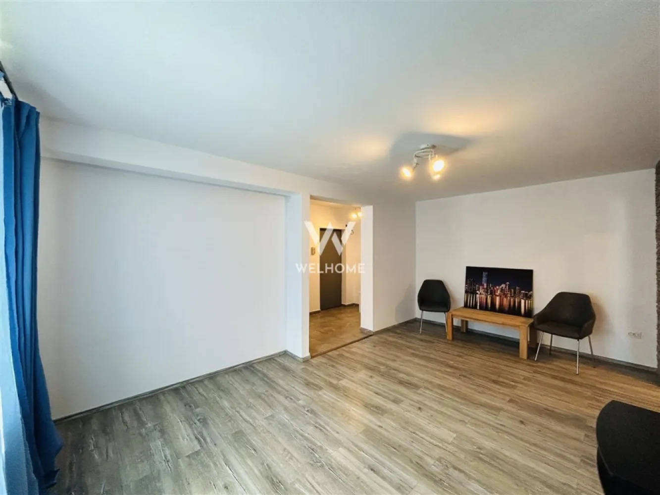 Apartament 2 camere, 54 mpu, renovat modern, parter inalt, Strand II - Va propunem un apartament situat in cartierul Strand II, o zona apreciata pentru liniste si accesibilitate.

Locuinta este amplasata la parter inalt, intr-un imobil cu regim redus de inaltime (P+3), construit in 2003 si izolat termic exterior.

Detalii proprietate:
54 mp utili
compartimentare eficienta
living luminos
dormitor spatios
bucatarie separata cu camara
baie moderna cu dus walk-in
holuri amenajate cu spatii utile de depozitare
se vinde partial mobilat si utilat

Apartamentul a fost renovat in 2022 si beneficiaza de:
parchet laminat 10 mm
usi interioare noi
gresie si faianta moderne
obiecte sanitare schimbate
prize si intrerupatoare Schneider

Avantaje:
parter inalt
zona linistita
multe locuri de parcare in apropiere
acces rapid catre magazine, scoli si transport public
potrivit atat pentru locuit, cat si pentru investitie
disponibil imediat