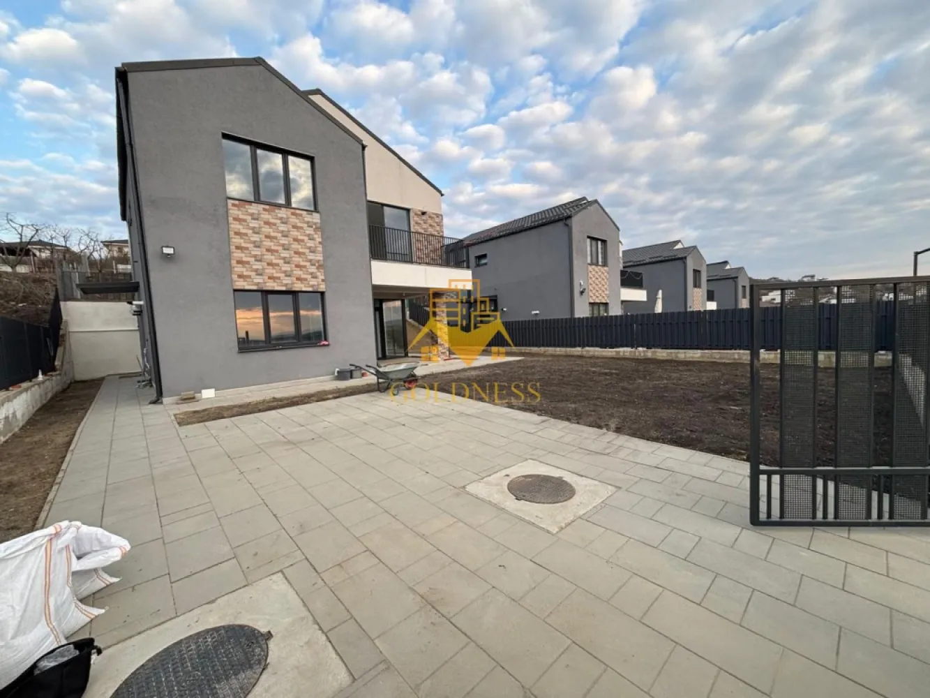 Casa moderna, prima inchiriere, 600 mp teren, curte, parcare, Dezmir - GOLDNESS Imobiliare vă propune spre închiriere o casa moderna cu 4 camere, parțial mobilata și utilata, regim P+1.

Dispune de 2 locuri de parcare!

Se află în apropierea stațiilor de transport în comun, magazine, restaurante, spații verzi, farmacii, etc.

Această proprietate este compartimentată astfel:

Parter:

- living cu bucatarie open space complet utilată și mobilată, canapea extensibilă, loc de servit masa

Etaj:

- 3 dormitoare spațioase, 2 băi cu cabina de dus respectiv cadă, calorifer port prosop și dulap pentru depozitare.
- balcon

- Terasa si curte.
Imobilul este dotat cu toate cele necesare- centrală proprie, încălzirea făcându-se prin pardoseală, frigider, aragaz, hotă, mașină de spălat haine, mașină de spălat vase etc.

Dacă sunteți interesați de acest apartament și doriți să îl vizionați, dar și pentru alte oferte nu ezitați să ne contactați telefonic sau prin e-mail. Vă stăm la dispoziție!

Pentru intermediere se percepe un comision de 50% din prețul chiriei!