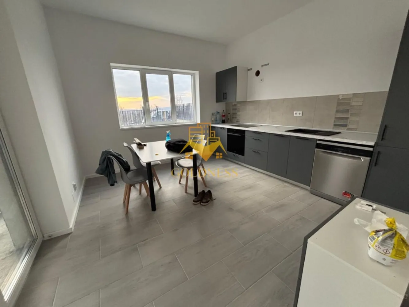 Casa moderna, prima inchiriere, 600 mp teren, curte, parcare, Dezmir - GOLDNESS Imobiliare vă propune spre închiriere o casa moderna cu 4 camere, parțial mobilata și utilata, regim P+1.

Dispune de 2 locuri de parcare!

Se află în apropierea stațiilor de transport în comun, magazine, restaurante, spații verzi, farmacii, etc.

Această proprietate este compartimentată astfel:

Parter:

- living cu bucatarie open space complet utilată și mobilată, canapea extensibilă, loc de servit masa

Etaj:

- 3 dormitoare spațioase, 2 băi cu cabina de dus respectiv cadă, calorifer port prosop și dulap pentru depozitare.
- balcon

- Terasa si curte.
Imobilul este dotat cu toate cele necesare- centrală proprie, încălzirea făcându-se prin pardoseală, frigider, aragaz, hotă, mașină de spălat haine, mașină de spălat vase etc.

Dacă sunteți interesați de acest apartament și doriți să îl vizionați, dar și pentru alte oferte nu ezitați să ne contactați telefonic sau prin e-mail. Vă stăm la dispoziție!

Pentru intermediere se percepe un comision de 50% din prețul chiriei!