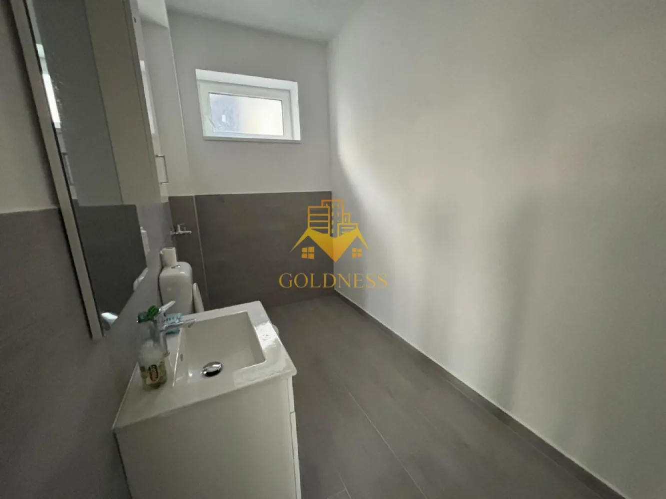 Casa moderna, prima inchiriere, 600 mp teren, curte, parcare, Dezmir - GOLDNESS Imobiliare vă propune spre închiriere o casa moderna cu 4 camere, parțial mobilata și utilata, regim P+1.

Dispune de 2 locuri de parcare!

Se află în apropierea stațiilor de transport în comun, magazine, restaurante, spații verzi, farmacii, etc.

Această proprietate este compartimentată astfel:

Parter:

- living cu bucatarie open space complet utilată și mobilată, canapea extensibilă, loc de servit masa

Etaj:

- 3 dormitoare spațioase, 2 băi cu cabina de dus respectiv cadă, calorifer port prosop și dulap pentru depozitare.
- balcon

- Terasa si curte.
Imobilul este dotat cu toate cele necesare- centrală proprie, încălzirea făcându-se prin pardoseală, frigider, aragaz, hotă, mașină de spălat haine, mașină de spălat vase etc.

Dacă sunteți interesați de acest apartament și doriți să îl vizionați, dar și pentru alte oferte nu ezitați să ne contactați telefonic sau prin e-mail. Vă stăm la dispoziție!

Pentru intermediere se percepe un comision de 50% din prețul chiriei!