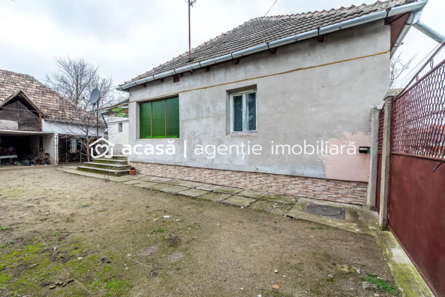 VÂNDUT! Casă de vanzare cu 3 camere in Chisineu Cris - Descoperă oportunitatea de a transforma o casă deosebită în căminul de vis al familiei tale. Acest imobil cu 3 camere este localizat într-o zonă foarte bună și este dotat cu toate utilitățile necesare pentru confortul zilnic. Proprietatea se remarcă prin terenul său generos, oferind spațiul necesar pentru multiple posibilități de amenajare. În plus, prețul competitiv face această ofertă una extrem de atractivă în piața actuală. Pentru a explora potențialul acestei case și pentru a programa o vizionare, nu ezitați să-l contactați pe Mihai Bica la 0742 543 526. Nu ratați ocazia de a transforma această casă în locuința la care ați visat mereu!