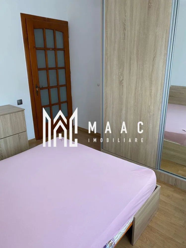 Apartament 3 camere | 68 mp | Decomandat | Zona Vasile Aaron - MAAC Imobiliare va ofera spre vanzare un apartament cu 3 camere decomandat in zona Vasile Aaron. Apartamentul este compus din living, 2 dormitoare, bucatarie inchisa, hol si baie pe suprafata utila de 68 mp. De asemenea apartamentul are o pivnita spatioasa si acces la gradina. Locuinta se afla la parterul inalt al unui imobil cu 4 etaje cu doar 10 apartamente pe scara. Imobilul este situat intr-o zona foarte buna fiind in imediata apropiere a tuturor punctelor de interes comun. Pentru mai multe detalii, precizati telefonic ca ati vizionat anuntul cu ID: CP1478673. }}