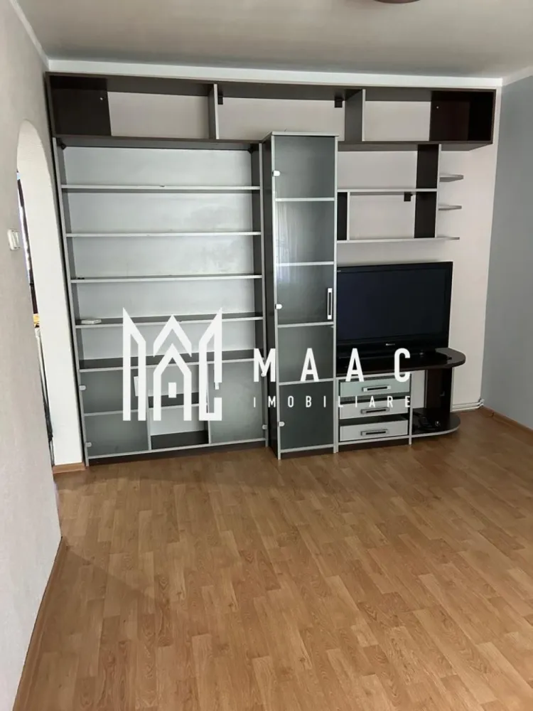 Apartament 3 camere | 68 mp | Decomandat | Zona Vasile Aaron - MAAC Imobiliare va ofera spre vanzare un apartament cu 3 camere decomandat in zona Vasile Aaron. Apartamentul este compus din living, 2 dormitoare, bucatarie inchisa, hol si baie pe suprafata utila de 68 mp. De asemenea apartamentul are o pivnita spatioasa si acces la gradina. Locuinta se afla la parterul inalt al unui imobil cu 4 etaje cu doar 10 apartamente pe scara. Imobilul este situat intr-o zona foarte buna fiind in imediata apropiere a tuturor punctelor de interes comun. Pentru mai multe detalii, precizati telefonic ca ati vizionat anuntul cu ID: CP1478673. }}