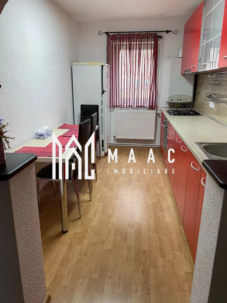Apartament 3 camere | 68 mp | Decomandat | Zona Vasile Aaron - MAAC Imobiliare va ofera spre vanzare un apartament cu 3 camere decomandat in zona Vasile Aaron. Apartamentul este compus din living, 2 dormitoare, bucatarie inchisa, hol si baie pe suprafata utila de 68 mp. De asemenea apartamentul are o pivnita spatioasa si acces la gradina. Locuinta se afla la parterul inalt al unui imobil cu 4 etaje cu doar 10 apartamente pe scara. Imobilul este situat intr-o zona foarte buna fiind in imediata apropiere a tuturor punctelor de interes comun. Pentru mai multe detalii, precizati telefonic ca ati vizionat anuntul cu ID: CP1478673. }}