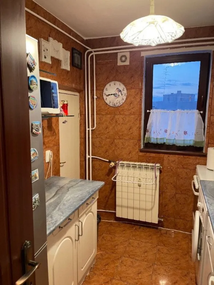 Apartament cu 2 camere de închiriat în zona Titan, Sector 3 - Apartament cu 2 camere decomandat,mobilat și utilat complet, cu loc de parcare. Este situat este la 350 m de stația de metrou Titan. Blocul este reabilitat, liftul este nou, schimbat acum cateva luni. Apartamentul este situat langa Mall Park Lake (15 min de mers pe jos), de asemenea este aproape de iesirea pe autostrada. Este situat langa scoala Hamburg (fosta scoala 195), situat la alte 5 min de gradinita cresa.
Apartamentul se află la etajul 10 al blocului, cu vedere spre parcul IOR.
În apropiere se află piața agroalimentară, Mega Image, Penny Market, Lidl, Auchan Titan.
Apartamentul are o suprafață utilă de 45,80 mp.