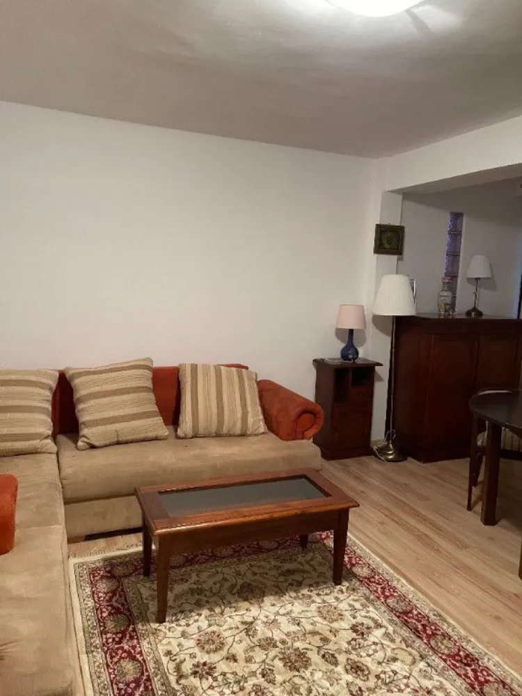 Apartament cu 2 camere de închiriat în zona Titan, Sector 3 - Apartament cu 2 camere decomandat,mobilat și utilat complet, cu loc de parcare. Este situat este la 350 m de stația de metrou Titan. Blocul este reabilitat, liftul este nou, schimbat acum cateva luni. Apartamentul este situat langa Mall Park Lake (15 min de mers pe jos), de asemenea este aproape de iesirea pe autostrada. Este situat langa scoala Hamburg (fosta scoala 195), situat la alte 5 min de gradinita cresa.
Apartamentul se află la etajul 10 al blocului, cu vedere spre parcul IOR.
În apropiere se află piața agroalimentară, Mega Image, Penny Market, Lidl, Auchan Titan.
Apartamentul are o suprafață utilă de 45,80 mp.