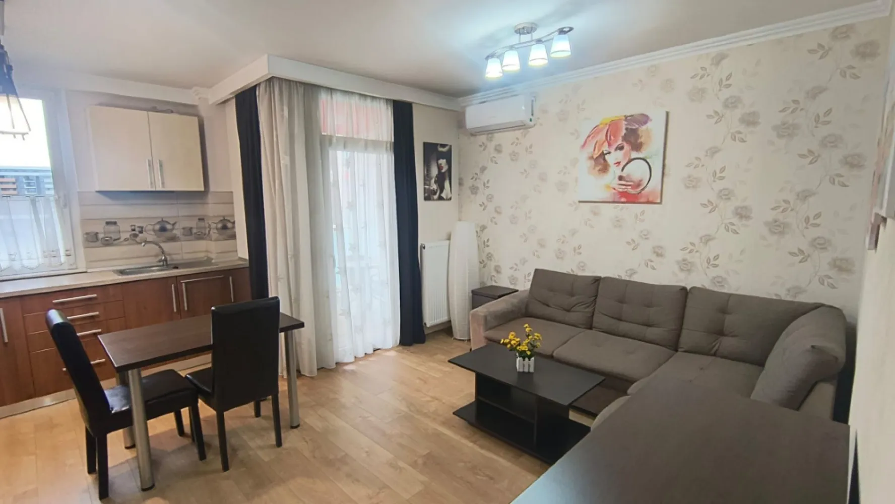 Apartament ARED cu 1 camera, St. O. Iosif, Oradea, 300 euro/luna - De inchiriat: apartament cu 1 camera, 31 mp, Stefan Octavian Iosif, Oradea, 300 euro/luna.

Imobilul este situat in blocurile Ared, in vecinatatea Kaufland la etajul 3 si este imediat ocupabil. Acesta este mobilat si utilat modern. Incalzire: centrala gaz.

Se solicita garantie o luna de chirie.

Contact: Catalin Sime 0729660492