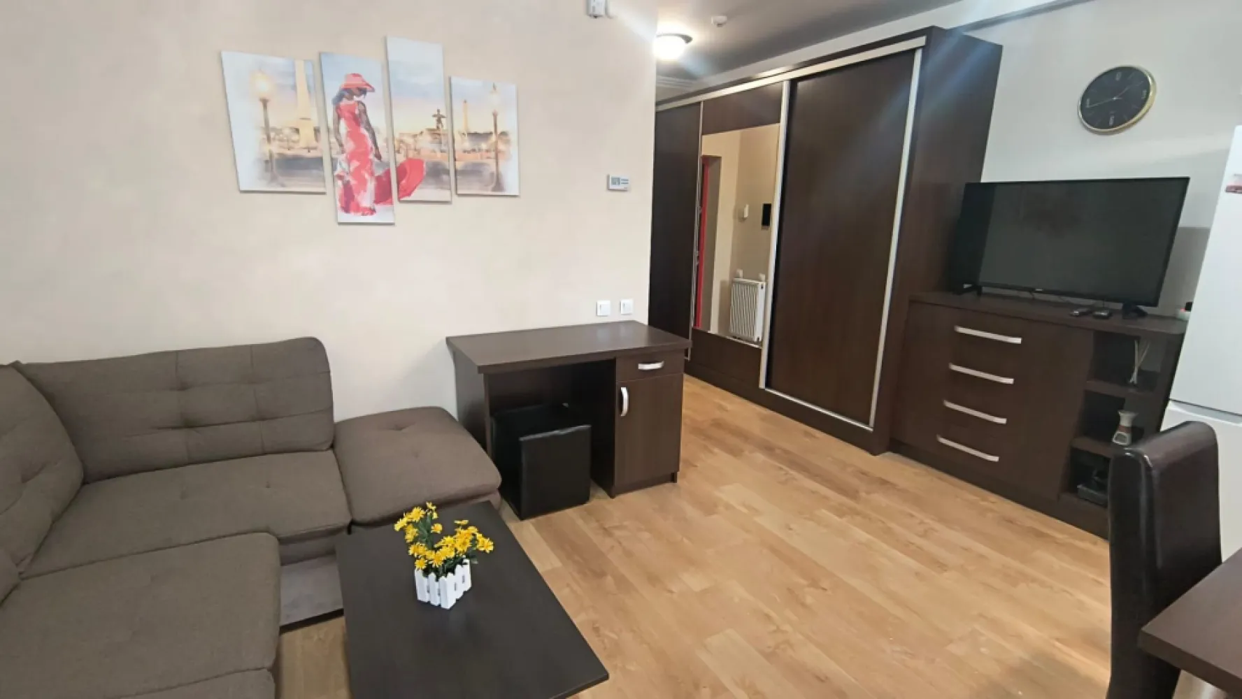Apartament ARED cu 1 camera, St. O. Iosif, Oradea, 300 euro/luna - De inchiriat: apartament cu 1 camera, 31 mp, Stefan Octavian Iosif, Oradea, 300 euro/luna.

Imobilul este situat in blocurile Ared, in vecinatatea Kaufland la etajul 3 si este imediat ocupabil. Acesta este mobilat si utilat modern. Incalzire: centrala gaz.

Se solicita garantie o luna de chirie.

Contact: Catalin Sime 0729660492