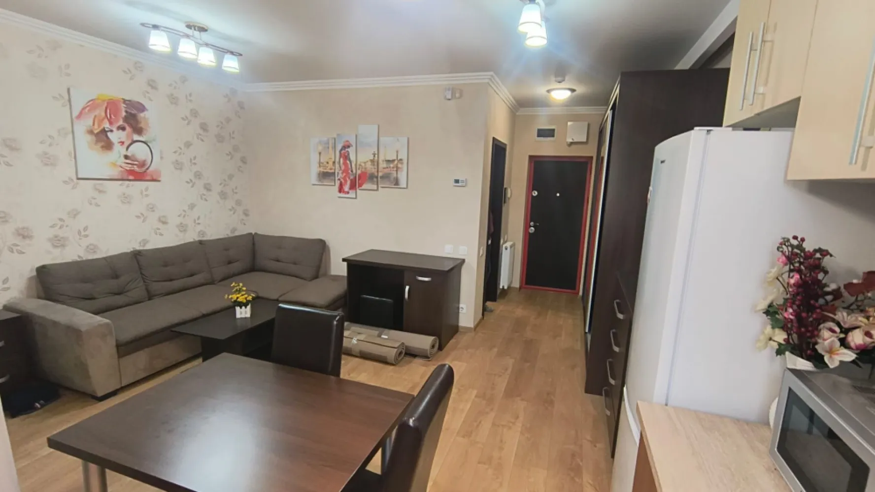 Apartament ARED cu 1 camera, St. O. Iosif, Oradea, 300 euro/luna - De inchiriat: apartament cu 1 camera, 31 mp, Stefan Octavian Iosif, Oradea, 300 euro/luna.

Imobilul este situat in blocurile Ared, in vecinatatea Kaufland la etajul 3 si este imediat ocupabil. Acesta este mobilat si utilat modern. Incalzire: centrala gaz.

Se solicita garantie o luna de chirie.

Contact: Catalin Sime 0729660492