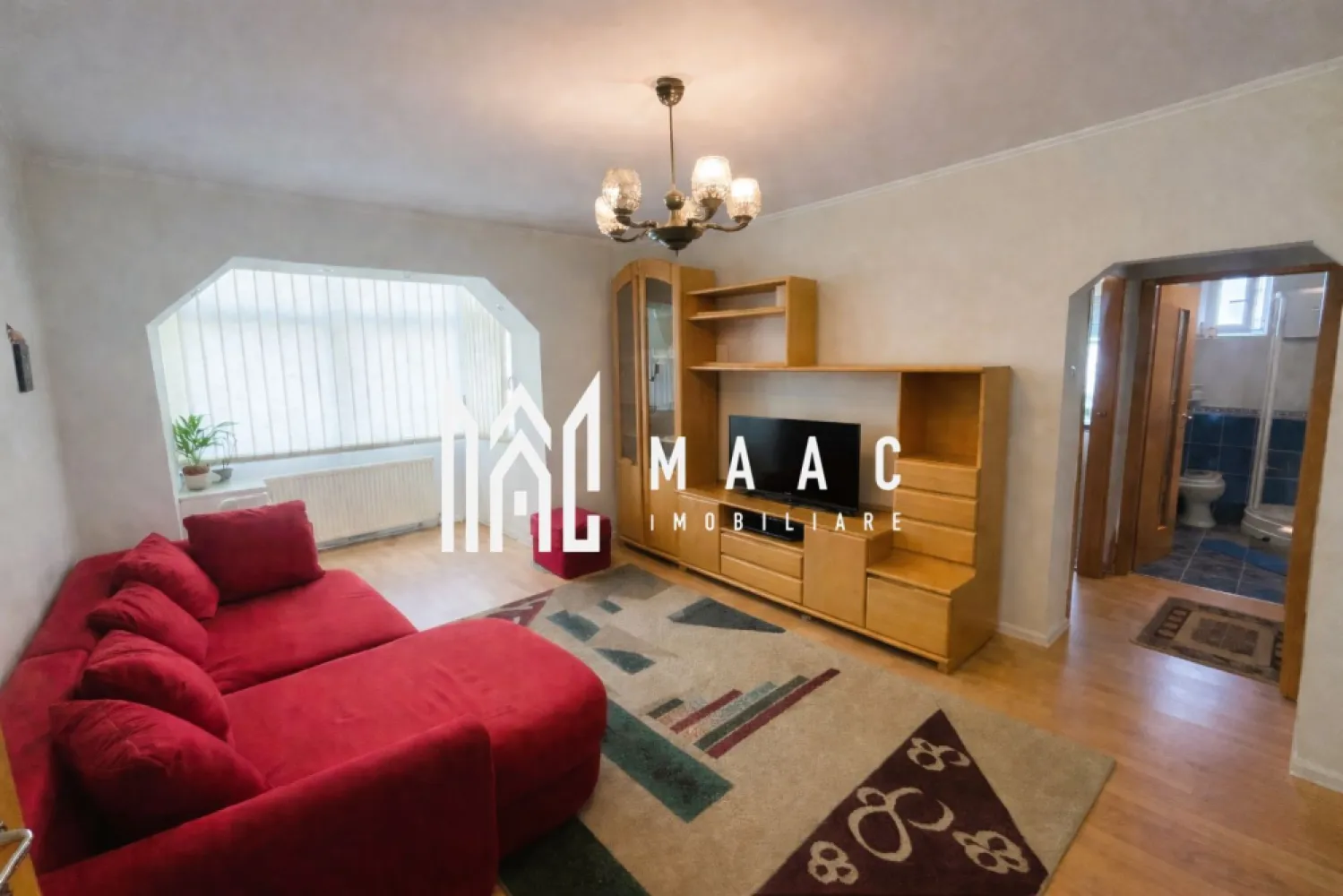 Apartament 2 camere | Etaj 1 | 50.2 MP | Balcon închis | Terezian - Maac Imobiliare prezintă spre vânzare un apartament cu 2 camere, situat în cartierul Terezian, pe strada Rusciorului, în apropiere de biserica din zona Gara Mică.

Locuința este amplasată la etajul 1 al unui imobil construit din cărămidă, izolat termic exterior, și dispune de o suprafață utilă de 50,2 mp. Apartamentul este semidecomandat și se vinde complet mobilat și utilat, fiind ideal pentru mutare imediată.

Compartimentarea este practică și bine organizată:

hol de acces + hol secundar
living spațios (20 mp)
bucătărie separată (11,9 mp)
dormitor (11,8 mp)
baie cu duș și geam de aerisire (3,3 mp)
balcon închis
cămară (0,9 mp)

Apartamentul beneficiază de certificat energetic clasa B.

Imobilul este situat într-o zonă liniștită, cu acces facil către magazine, școli și mijloace de transport în comun, oferind confort și practicitate atât pentru locuit, cât și pentru investiție.

Pentru mai multe detalii, vă rugăm să menționați telefonic că ați văzut anunțul cu codul CP3084353.