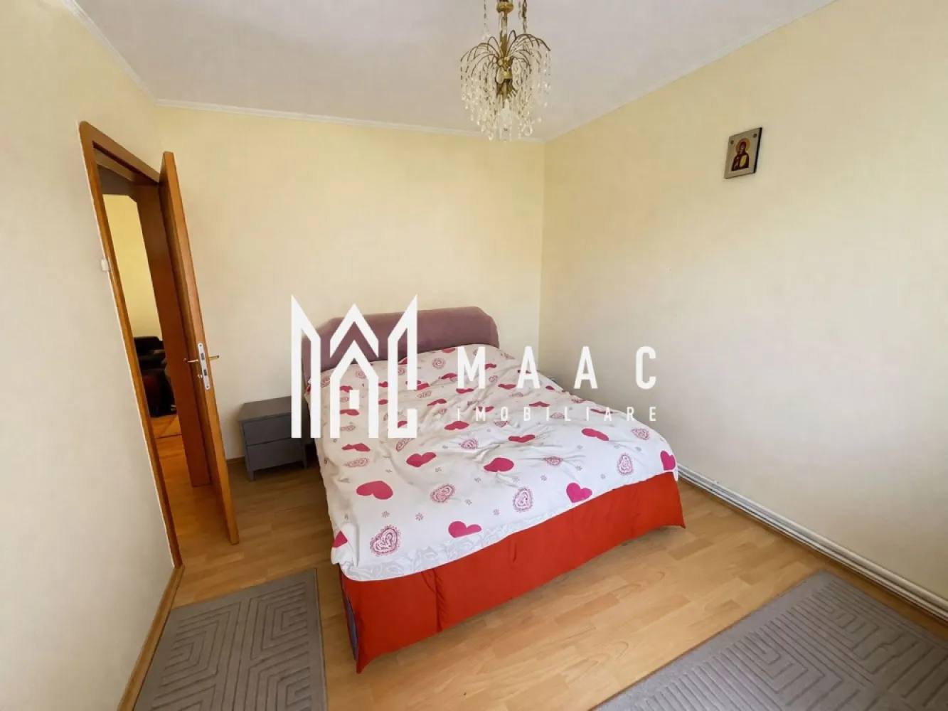 Apartament 2 camere | Etaj 1 | 50.2 MP | Balcon închis | Terezian - Maac Imobiliare prezintă spre vânzare un apartament cu 2 camere, situat în cartierul Terezian, pe strada Rusciorului, în apropiere de biserica din zona Gara Mică.

Locuința este amplasată la etajul 1 al unui imobil construit din cărămidă, izolat termic exterior, și dispune de o suprafață utilă de 50,2 mp. Apartamentul este semidecomandat și se vinde complet mobilat și utilat, fiind ideal pentru mutare imediată.

Compartimentarea este practică și bine organizată:

hol de acces + hol secundar
living spațios (20 mp)
bucătărie separată (11,9 mp)
dormitor (11,8 mp)
baie cu duș și geam de aerisire (3,3 mp)
balcon închis
cămară (0,9 mp)

Apartamentul beneficiază de certificat energetic clasa B.

Imobilul este situat într-o zonă liniștită, cu acces facil către magazine, școli și mijloace de transport în comun, oferind confort și practicitate atât pentru locuit, cât și pentru investiție.

Pentru mai multe detalii, vă rugăm să menționați telefonic că ați văzut anunțul cu codul CP3084353.