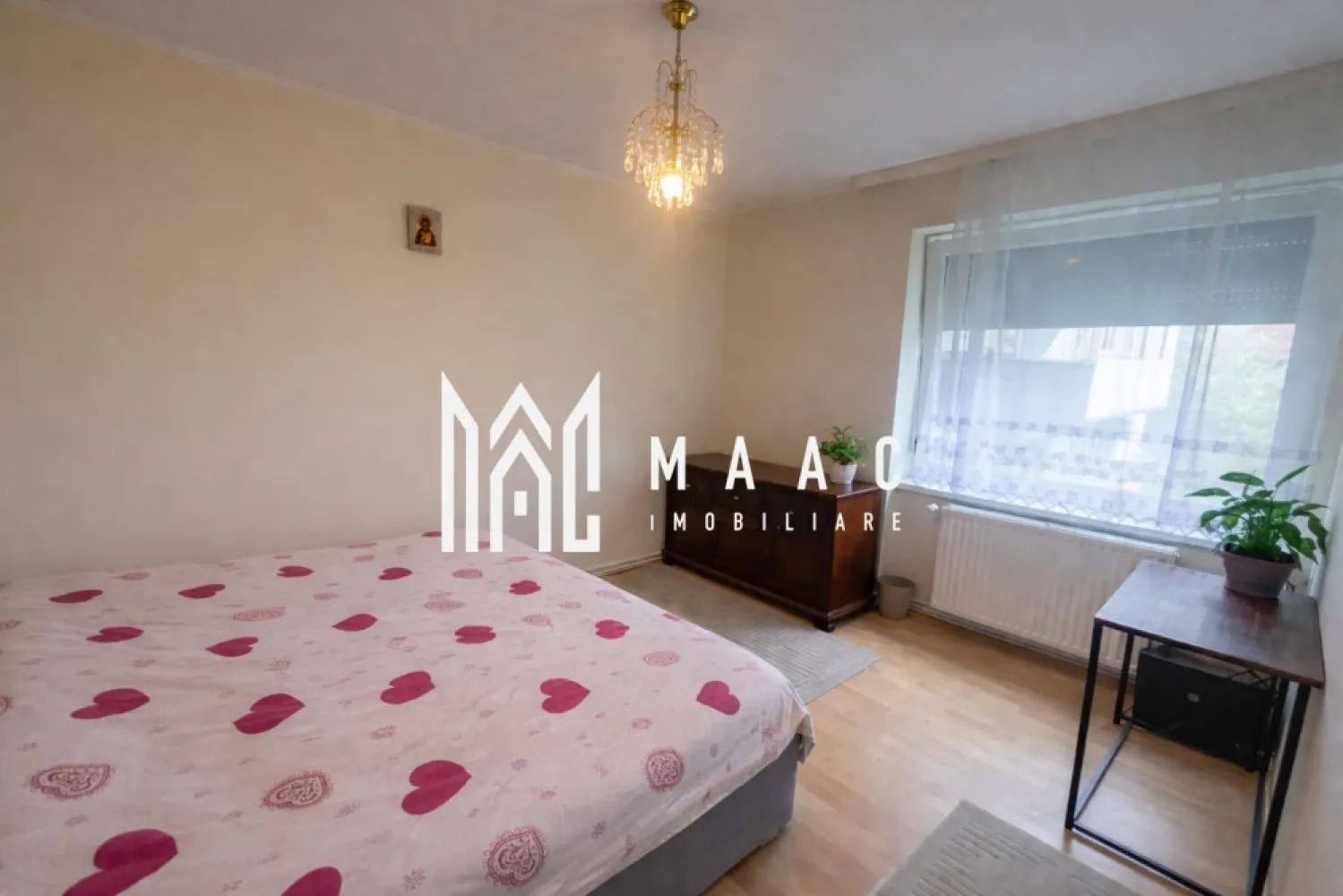 Apartament 2 camere | Etaj 1 | 50.2 MP | Balcon închis | Terezian - Maac Imobiliare prezintă spre vânzare un apartament cu 2 camere, situat în cartierul Terezian, pe strada Rusciorului, în apropiere de biserica din zona Gara Mică.

Locuința este amplasată la etajul 1 al unui imobil construit din cărămidă, izolat termic exterior, și dispune de o suprafață utilă de 50,2 mp. Apartamentul este semidecomandat și se vinde complet mobilat și utilat, fiind ideal pentru mutare imediată.

Compartimentarea este practică și bine organizată:

hol de acces + hol secundar
living spațios (20 mp)
bucătărie separată (11,9 mp)
dormitor (11,8 mp)
baie cu duș și geam de aerisire (3,3 mp)
balcon închis
cămară (0,9 mp)

Apartamentul beneficiază de certificat energetic clasa B.

Imobilul este situat într-o zonă liniștită, cu acces facil către magazine, școli și mijloace de transport în comun, oferind confort și practicitate atât pentru locuit, cât și pentru investiție.

Pentru mai multe detalii, vă rugăm să menționați telefonic că ați văzut anunțul cu codul CP3084353.