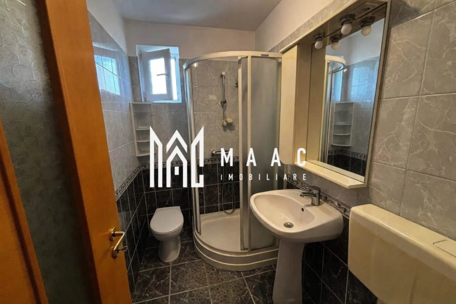 Apartament 2 camere | Etaj 1 | 50.2 MP | Balcon închis | Terezian - Maac Imobiliare prezintă spre vânzare un apartament cu 2 camere, situat în cartierul Terezian, pe strada Rusciorului, în apropiere de biserica din zona Gara Mică.

Locuința este amplasată la etajul 1 al unui imobil construit din cărămidă, izolat termic exterior, și dispune de o suprafață utilă de 50,2 mp. Apartamentul este semidecomandat și se vinde complet mobilat și utilat, fiind ideal pentru mutare imediată.

Compartimentarea este practică și bine organizată:

hol de acces + hol secundar
living spațios (20 mp)
bucătărie separată (11,9 mp)
dormitor (11,8 mp)
baie cu duș și geam de aerisire (3,3 mp)
balcon închis
cămară (0,9 mp)

Apartamentul beneficiază de certificat energetic clasa B.

Imobilul este situat într-o zonă liniștită, cu acces facil către magazine, școli și mijloace de transport în comun, oferind confort și practicitate atât pentru locuit, cât și pentru investiție.

Pentru mai multe detalii, vă rugăm să menționați telefonic că ați văzut anunțul cu codul CP3084353.
