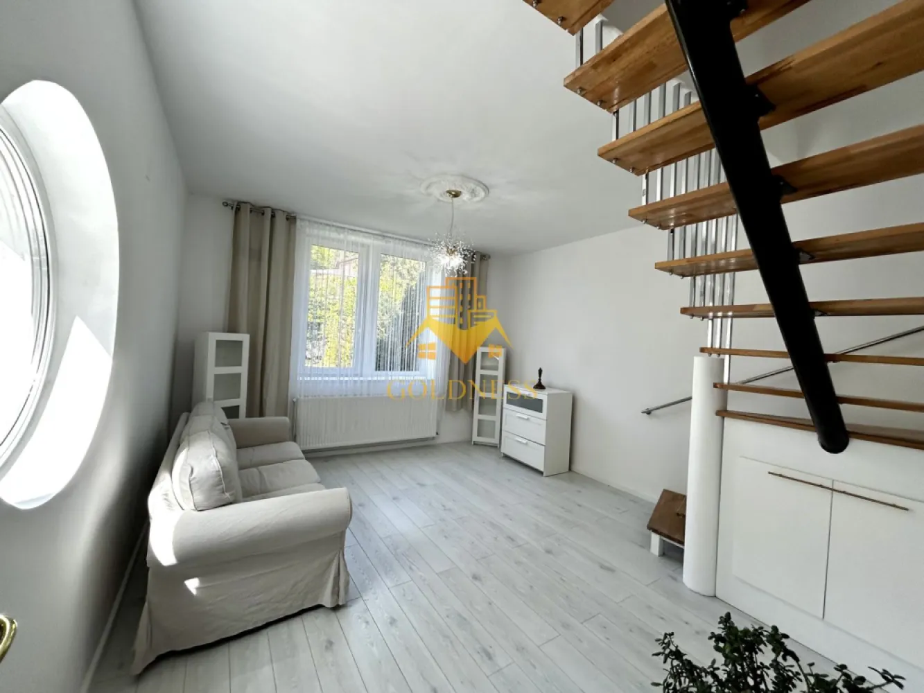 3 camere, modern, curte 105 mp, Parcul Central, Polivalenta, central - GOLDNESS Imobiliare vă propune spre închiriere o casa complet mobilata și utilata, situata in inima orasului.
Dispune de locuri de parcare in curte.
Se află în apropierea stațiilor de transport în comun, magazine, restaurante, spații verzi, farmacii, etc.

Apartamentul este compartimentat astfel:
- dormitor cu canapea extensibila, spatiu pentru depozitat, noptiere, comoda tv
- living cu canapea, comoda tv, spatiu pentru depozitat
- bucatarie complet utilată și mobilată, loc de servit masa
- doua bai cu cada, calorifer port prosop și dulap pentru depozitare.
La mansarda exista posibilitatea de a amenaja un dressing! 

Imobilul este dotat cu toate cele necesare- centrală proprie, frigider, plita, hotă, mașină de spălat haine, etc.

Dacă sunteți interesați de acest apartament și doriți să îl vizionați, dar și pentru alte oferte nu ezitați să ne contactați telefonic sau prin e-mail. Vă stăm la dispoziție!

Pentru intermediere se percepe un comision de 50% din prețul chiriei!