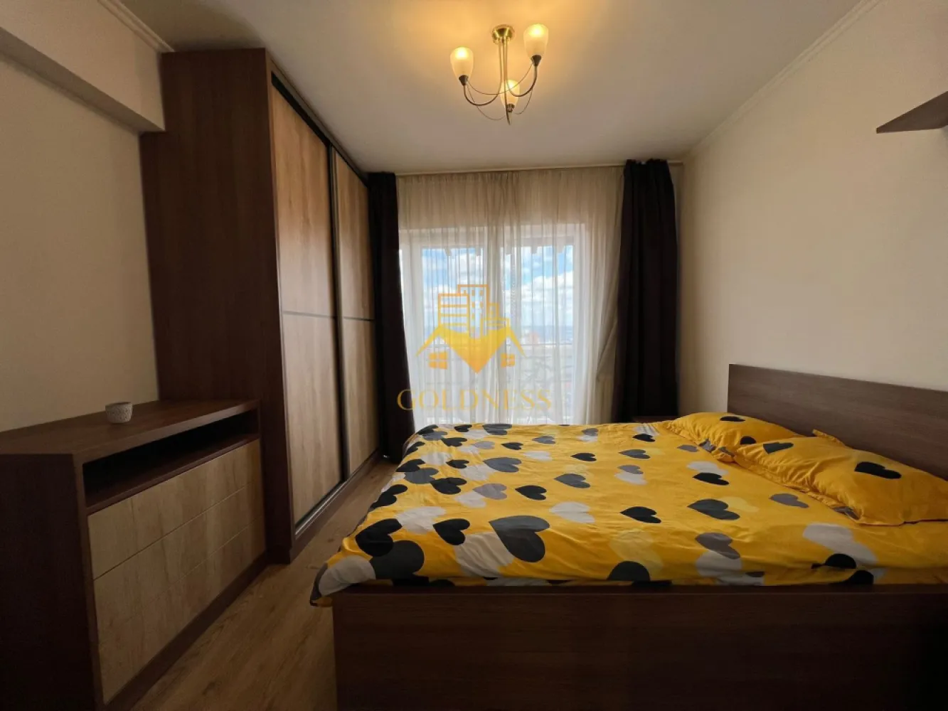 3 Camere, 2 Parcari, Pet Friendly, Cartier Zorilor, M.Eliade, UMF - GOLDNESS Imobiliare vă propune spre închiriere un apartament cu 3 camere semidecomandate complet mobilat și utilat, la etajul 3 într-un imobil de 4 etaje, în Cartierul Zorilor, Zona Clinica Ro-Neuro.
Dispune de 2 locuri de parcare - unul subteran si unul extrateran!
Se află în apropierea stațiilor de transport în comun, magazine, restaurante, spații verzi, farmacii, etc. 
Se accepta animale de talie mica! 

Apartamentul este compartimentat astfel:
 - dormitor cu pat matrimonial, dressing, noptiere, baie proprie cu vana
 - dormitor cu o canapea extensibila si spatii de depozitare
 - living cu bucatarie open space complet utilată și mobilată, canapea extensibilă, loc de servit masa 
 -1 baie cu cabina de dus, calorifer port prosop și dulap pentru depozitare.
 - 2 balcoane de 10 mp.

Imobilul este dotat cu toate cele necesare- centrală proprie, frigider, aragaz, hotă, mașină de spălat haine, masina de spalat vase, aer conditionat, etc. 

Dacă sunteți interesați de acest apartament și doriți să îl vizionați, dar și pentru alte oferte nu ezitați să ne contactați telefonic sau prin e-mail. Vă stăm la dispoziție!
Pentru intermediere se percepe un comision de 50% din prețul chiriei!