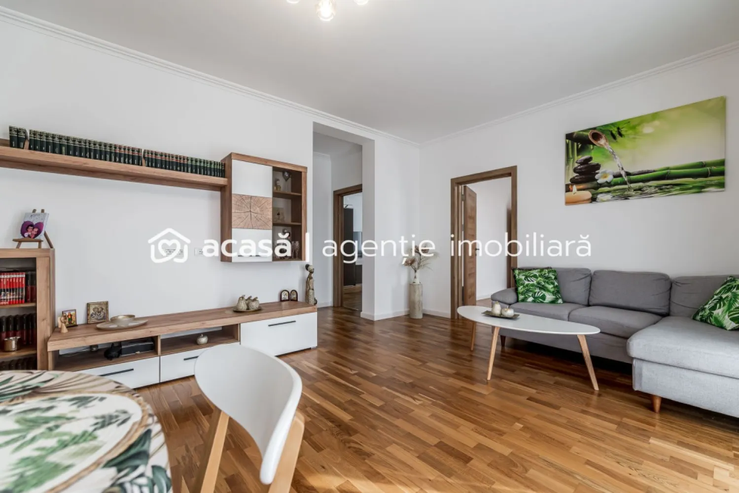 Apartament premium 3 camere | Westfield Arad | Spațiu generos - Comision 0%
Vă propunem spre vânzare un apartament deosebit, situat în cartierul Westfield din Arad, într-un bloc nou construit în 2022, ideal pentru cei care caută confort, calitate și spațiu peste medie. Cu o suprafață utilă de 76 mp și un balcon impresionant de 12 mp, această proprietate oferă un stil de viață modern, aerisit și elegant.

Apartamentul este compartimentat eficient și cuprinde hol de intrare, living spațios, bucătărie, 2 dormitoare și 2 băi, fiind excelent pentru o familie. Beneficiază de finisaje premium atent alese, parchet din lemn masiv, încălzire în pardoseală și centrală proprie pe gaz, oferind un nivel ridicat de confort.

Situat la etajul 2, imobilul dispune și de loc de parcare inclus.

💥 Cel mai mare atu al acestei proprietăți este prețul extrem de competitiv, fiind greu de găsit o ofertă similară ca suprafață, calitate și finisaje în orice alt complex rezidențial din Arad.

📞 Pentru detalii și programarea unei vizionări:
Blaga Flavius – 0754467525 Consultant imobiliar acreditat APAIR (Asociația Profesională a Agenților Imobiliari din România)

Nu dispui de toată suma? Te ajutăm noi gratuit! Îți obținem oferte de la 16 bănci.
Ai o proprietate de vânzare în Arad și vrei să știi cât valorează cu adevărat?

Birou: ACASĂ | Agenție imobiliară Arad
Adresă: Bulevardul Decebal 2, Arad 310133