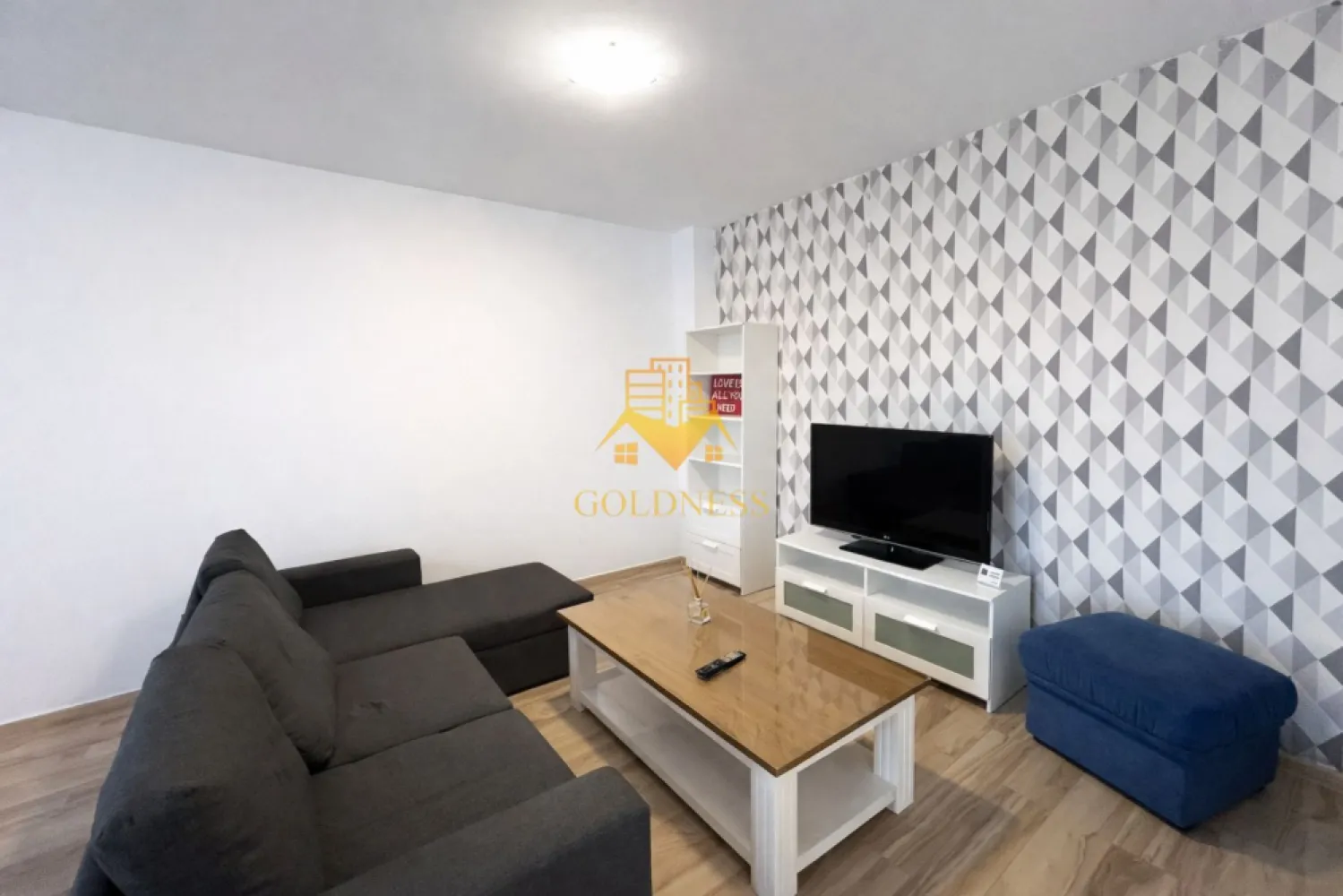 2 Camere Openspace,Europa/Zorilor, Parcare,Calea turzii,Observatorului - GOLDNESS Imobiliare vă propune spre închiriere un apartament cu 2 camere complet mobilat și utilat, la etajul 1 într-un imobil de 3 etaje, în Cartierul Europa .
Parcare subterana inclusa!
Se află în apropierea stațiilor de transport în comun, magazine, restaurante, spații verzi, farmacii, etc. 

Apartamentul este compartimentat astfel:
 - dormitor cu pat matrimonial, dressing, noptiere
 - living cu bucatarie open space complet utilată și mobilată, canapea extensibilă, loc de servit masa 
 - baie cu cada, calorifer port prosop și dulap pentru depozitare.
 - balcon 5mp.

Imobilul este dotat cu toate cele necesare- centrală proprie, frigider, aragaz, hotă, mașină de spălat haine, etc. 

Dacă sunteți interesați de acest apartament și doriți să îl vizionați, dar și pentru alte oferte nu ezitați să ne contactați telefonic sau prin e-mail. Vă stăm la dispoziție!
Pentru intermediere se percepe un comision de 50% din prețul chiriei!