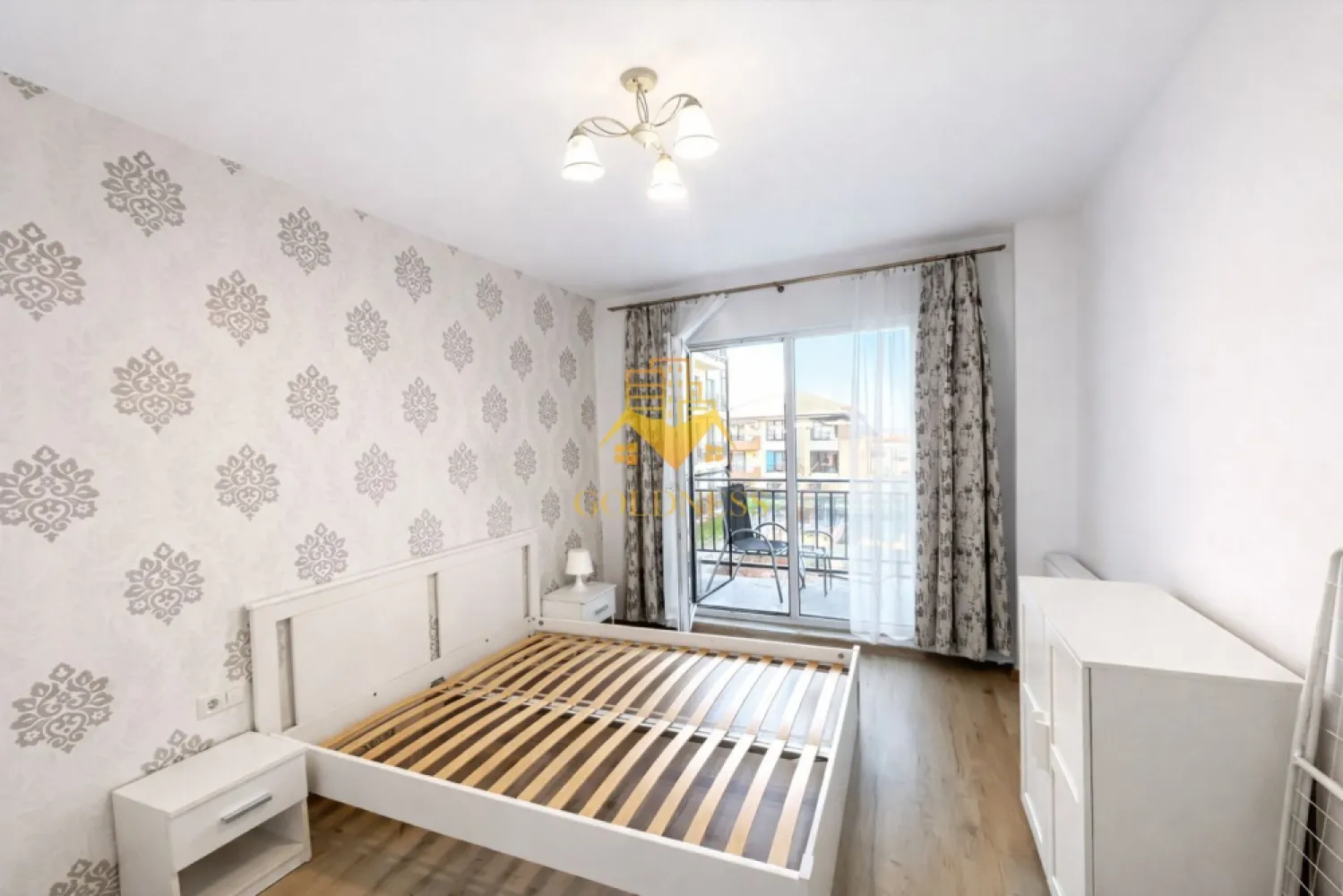 2 Camere Openspace,Europa/Zorilor, Parcare,Calea turzii,Observatorului - GOLDNESS Imobiliare vă propune spre închiriere un apartament cu 2 camere complet mobilat și utilat, la etajul 1 într-un imobil de 3 etaje, în Cartierul Europa .
Parcare subterana inclusa!
Se află în apropierea stațiilor de transport în comun, magazine, restaurante, spații verzi, farmacii, etc. 

Apartamentul este compartimentat astfel:
 - dormitor cu pat matrimonial, dressing, noptiere
 - living cu bucatarie open space complet utilată și mobilată, canapea extensibilă, loc de servit masa 
 - baie cu cada, calorifer port prosop și dulap pentru depozitare.
 - balcon 5mp.

Imobilul este dotat cu toate cele necesare- centrală proprie, frigider, aragaz, hotă, mașină de spălat haine, etc. 

Dacă sunteți interesați de acest apartament și doriți să îl vizionați, dar și pentru alte oferte nu ezitați să ne contactați telefonic sau prin e-mail. Vă stăm la dispoziție!
Pentru intermediere se percepe un comision de 50% din prețul chiriei!