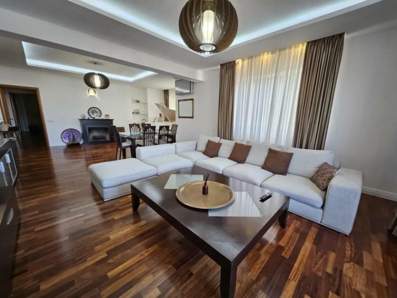 Ap. 3 cam. Herastrau Nordului 3 bai view liber parcare boxa. - Apartament superb de 3 camere situat in Cartierul Francez, la 3 minute de Parcul Herastrau.

Foarte important: beneficiaza de vedere libera, fara posibilitatea de a fi obturata ulterior.

Compartimentare - hol, living + dining, baie de oaspeti, bucatarie spatioasa inchisa cu iesire in terasa, terasa mare, 2 dormitoare, inca 2 bai cu cada si dus walk-in, dressing walk-in si balcon inchis.

Se preda asa cum este in poze, complet mobilat si utilat.

In pret sunt incluse - loc de parcare individual (incadrat de pereti) in garaj + boxa.