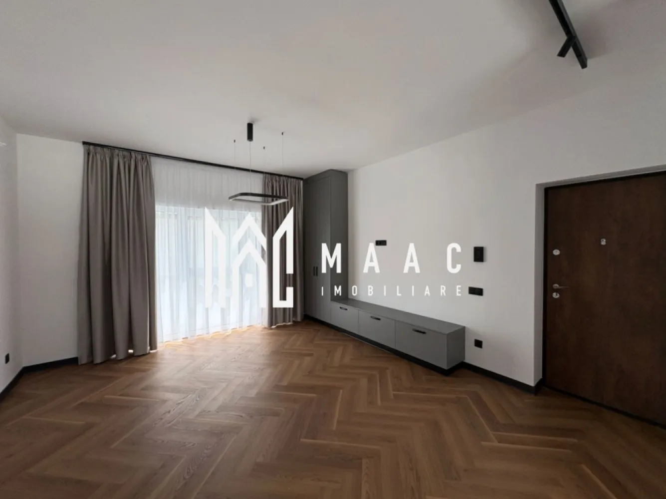 Apartament 3 camere I 2 locuri de parcare I Turnisor - MAAC Imobiliare va propune spre vânzare un apartament nou, situat la etajul 1/2 intr-un imobil din zona Turnisor.

Locuinta are living cu bucatarie open-space, 2 dormitoare, baie cu geam de aerisire.

Aferente-doua locuri de parcare in curtea imobilului.Curte privata cu bariera

Aparatamentul se vinde la mobilat, baia utilata , parchet triplu stratificat, uși Portadors , centarala ,încălzire în pardoseală, jaluzele de aluminiu pe exterior, jaluzele verticale la interior

Pentru mai multe detalii, precizați telefonic că ați văzut anunțul cu ID CP3075927