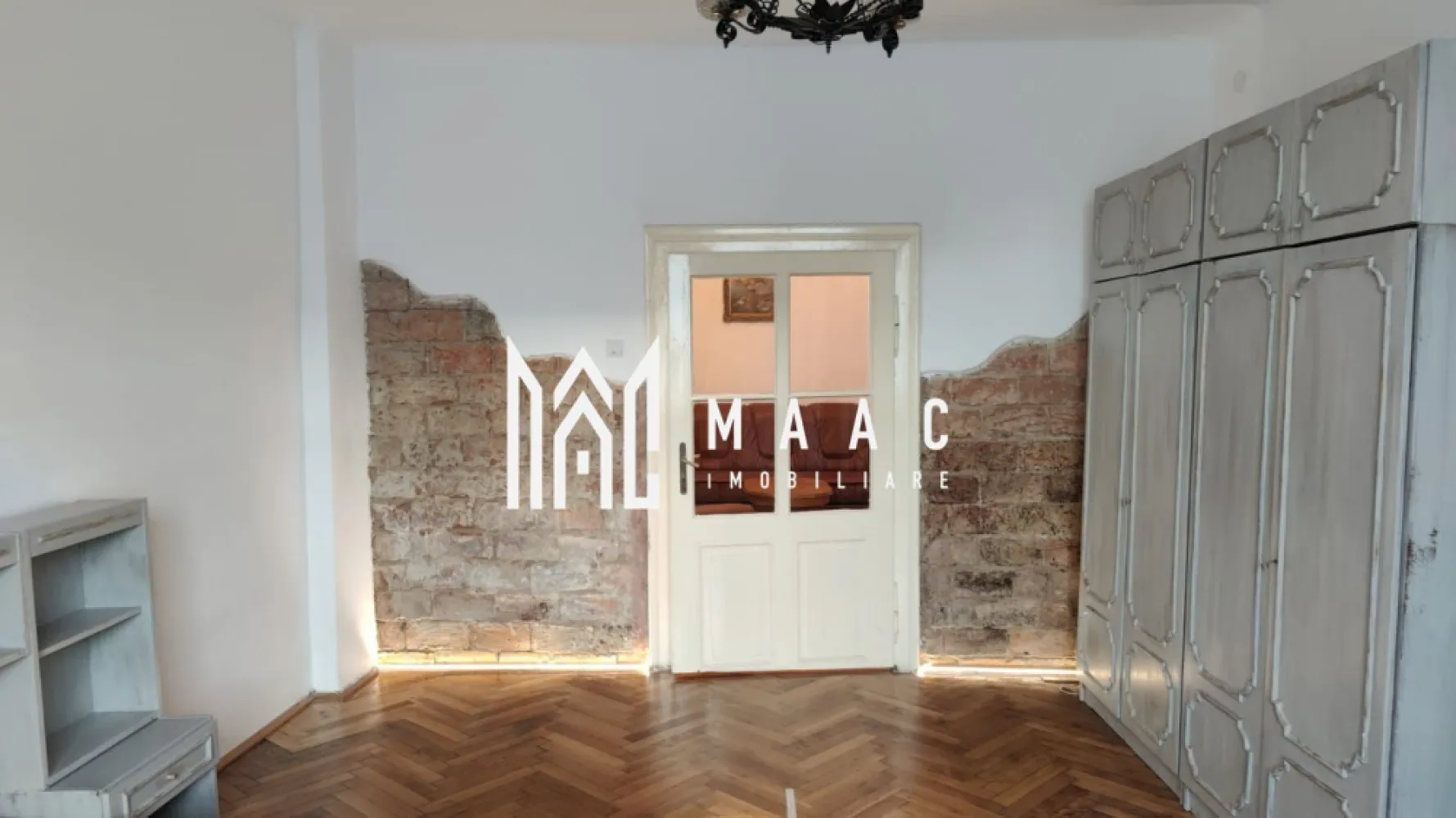 Apartament 2 camere I Centrala I Pretabil spatiu comercial - MAAC Imobiliare va propune spre vanzare apartament la casa situat in zona centrala. Apartamentul este situat la parter, avand o suprafata utila de 55 mp, compartimentati astfel: -Dormitor -Living -Bucatarie -Baie Apartamentul se preda la cheie. Pentru mai multe detalii astept telefonul dumneavoastra cu specificatia ca ati vazut anuntul CP1458793 . }}