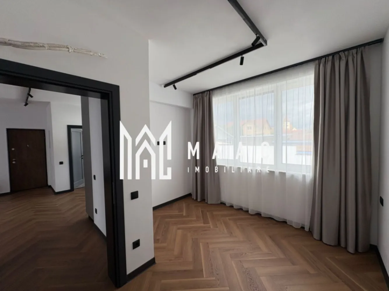 Apartament 3 camere I 2 locuri de parcare I Turnisor - MAAC Imobiliare va propune spre vânzare un apartament nou, situat la etajul 1/2 intr-un imobil din zona Turnisor.

Locuinta are living cu bucatarie open-space, 2 dormitoare, baie cu geam de aerisire.

Aferente-doua locuri de parcare in curtea imobilului.Curte privata cu bariera

Aparatamentul se vinde la mobilat, baia utilata , parchet triplu stratificat, uși Portadors , centarala ,încălzire în pardoseală, jaluzele de aluminiu pe exterior, jaluzele verticale la interior

Pentru mai multe detalii, precizați telefonic că ați văzut anunțul cu ID CP3075927