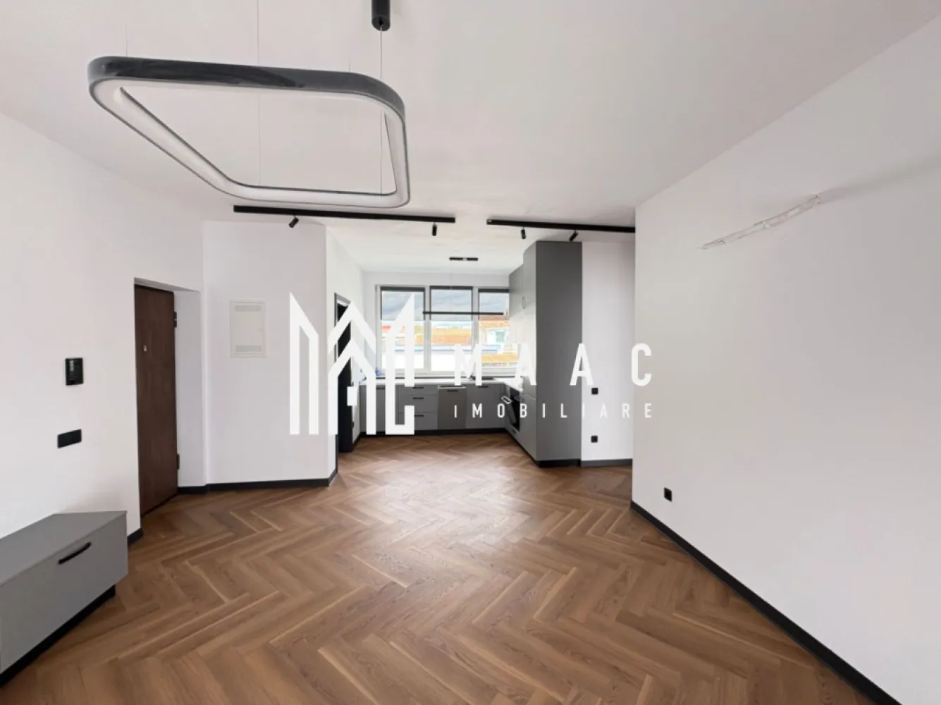 Apartament 3 camere I 2 locuri de parcare I Turnisor - MAAC Imobiliare va propune spre vânzare un apartament nou, situat la etajul 1/2 intr-un imobil din zona Turnisor.

Locuinta are living cu bucatarie open-space, 2 dormitoare, baie cu geam de aerisire.

Aferente-doua locuri de parcare in curtea imobilului.Curte privata cu bariera

Aparatamentul se vinde la mobilat, baia utilata , parchet triplu stratificat, uși Portadors , centarala ,încălzire în pardoseală, jaluzele de aluminiu pe exterior, jaluzele verticale la interior

Pentru mai multe detalii, precizați telefonic că ați văzut anunțul cu ID CP3075927