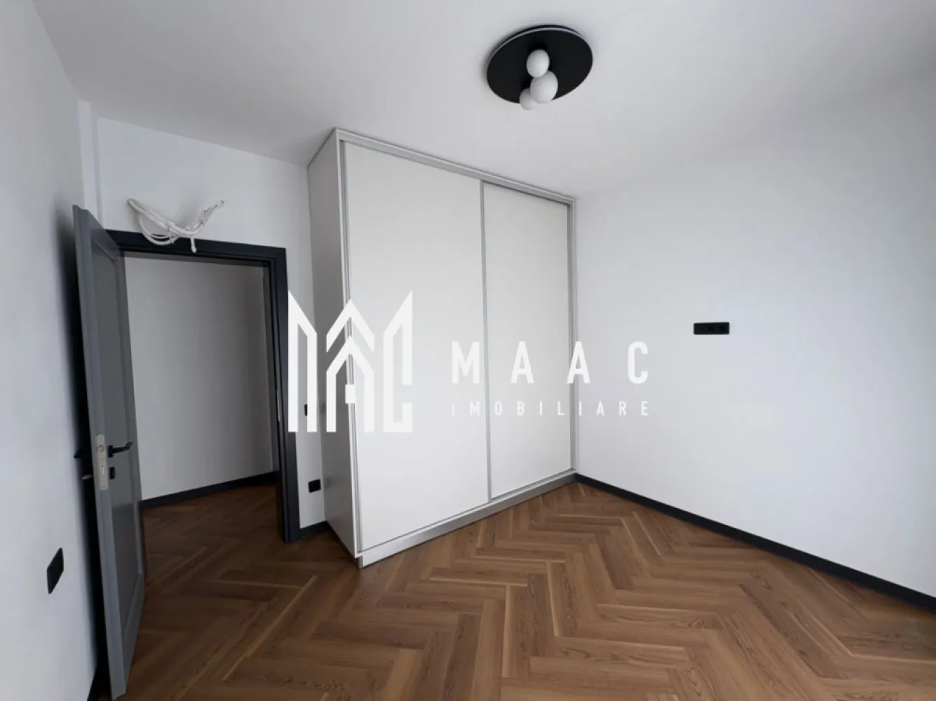Apartament 3 camere I 2 locuri de parcare I Turnisor - MAAC Imobiliare va propune spre vânzare un apartament nou, situat la etajul 1/2 intr-un imobil din zona Turnisor.

Locuinta are living cu bucatarie open-space, 2 dormitoare, baie cu geam de aerisire.

Aferente-doua locuri de parcare in curtea imobilului.Curte privata cu bariera

Aparatamentul se vinde la mobilat, baia utilata , parchet triplu stratificat, uși Portadors , centarala ,încălzire în pardoseală, jaluzele de aluminiu pe exterior, jaluzele verticale la interior

Pentru mai multe detalii, precizați telefonic că ați văzut anunțul cu ID CP3075927