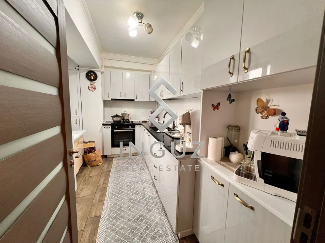 Apartament 2 camere – Sector 2 | LUX | Parcare + Boxă incluse - Apartament 2 camere – Sector 2 | LUX | Parcare + Boxă incluse

145.000 € | Negociabil

Strada Hispania, Sector 2 – București

Apartament modern, finisat LUX, ideal atât pentru locuit, cât și pentru investiție. Proprietatea este complet renovată cu materiale premium și atenție la detalii.

—

Detalii:
• 2 camere
• Suprafață utilă: 49,26 mp
• Balcon: 5,93 mp
• Boxă pentru depozitare inclusă
• Loc de parcare inclus în preț
• Living spațios și luminos
• Dormitor confortabil
• Bucătărie separată
• Baie modernă
• Hol generos

—

Avantaje:
• Finisaje premium / high-end
• Design elegant și funcțional
• Zonă liniștită
• Acces rapid către puncte de interes
• Ideal pentru locuit sau închiriere imediată
• Fără investiții suplimentare

—

Detalii tranzacție:
• Preț: 145.000 € negociabil
• Comision agenție: 2%