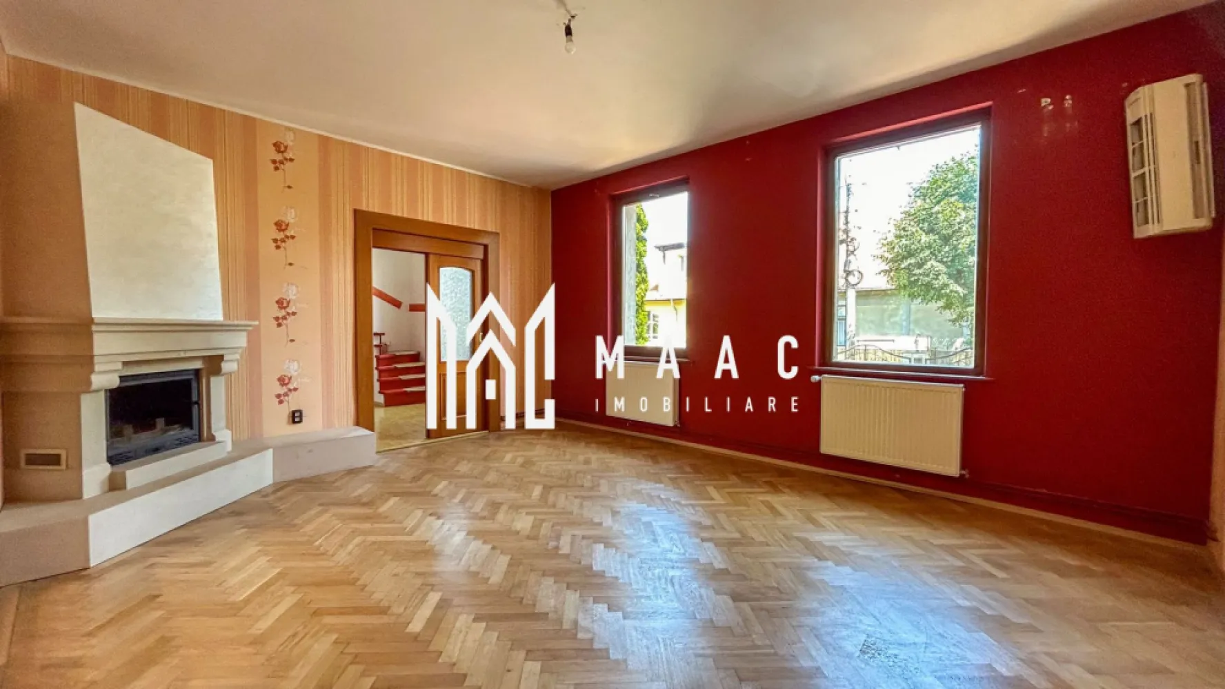 Casa individuala | Teren 960 mp | Trei Stejari - MAAC Imobiliare vă propune spre vânzare o proprietate deosebită situată în renumita zonă Trei Stejari, o oportunitate rară de a achiziționa o casă cu teren generos într-una dintre cele mai emblematice și apreciate zone ale orașului. Această proprietate reprezintă o alegere ideală pentru cei care își doresc o locuință spațioasă, cu grădină amplă și potențial ridicat de personalizare.

Casa are o suprafață utilă de 240 mp, inteligent compartimentați, fiind dispusă pe demisol, parter și mansardă, oferind spațiu suficient pentru o familie numeroasă sau pentru amenajarea unui cămin adaptat nevoilor actuale.

Compartimentare:
-Demisol: pivniță și cameră tehnică
-Parter: hol spațios, living cu ieșire pe terasă, dining generos, bucătărie, dormitor
-Mansardă: hol, trei dormitoare, două băi, spațiu de depozitare

În curte se află o proprietate adițională, respectiv o garsonieră cu baie proprie, ideală pentru oaspeți, locuință pentru un membru al familiei sau spațiu de lucru independent.

Terenul are o suprafață totală de 960 mp, dintre care aproximativ 800 mp reprezintă curte liberă, amenajată cu pomi și plante decorative, oferind un spațiu verde generos, intim și valoros pentru zona Trei Stejari.

Imobilul necesită renovare, aspect ce oferă viitorilor proprietari posibilitatea de a reconfigura și personaliza spațiul conform propriilor gusturi și necesități. Proprietățile cu o asemenea curte în această zonă sunt extrem de rare, ceea ce adaugă un plus de valoare și exclusivitate investiției.

Pentru mai multe detalii și pentru programarea unei vizionări, vă rugăm să ne contactați telefonic și să precizați că ați văzut anunțul cu ID: CP1592742.
