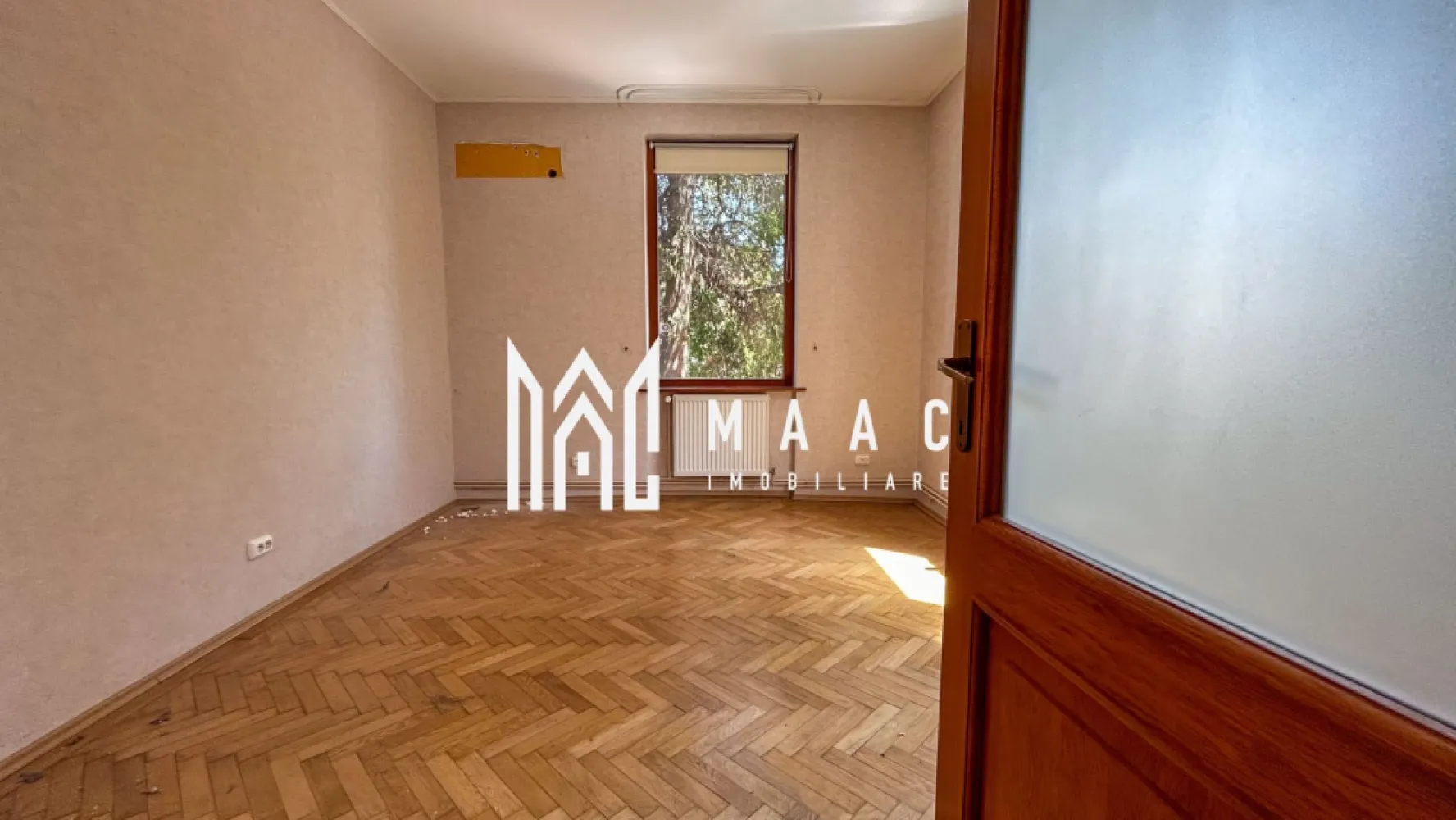 Casa individuala | Teren 960 mp | Trei Stejari - MAAC Imobiliare vă propune spre vânzare o proprietate deosebită situată în renumita zonă Trei Stejari, o oportunitate rară de a achiziționa o casă cu teren generos într-una dintre cele mai emblematice și apreciate zone ale orașului. Această proprietate reprezintă o alegere ideală pentru cei care își doresc o locuință spațioasă, cu grădină amplă și potențial ridicat de personalizare.

Casa are o suprafață utilă de 240 mp, inteligent compartimentați, fiind dispusă pe demisol, parter și mansardă, oferind spațiu suficient pentru o familie numeroasă sau pentru amenajarea unui cămin adaptat nevoilor actuale.

Compartimentare:
-Demisol: pivniță și cameră tehnică
-Parter: hol spațios, living cu ieșire pe terasă, dining generos, bucătărie, dormitor
-Mansardă: hol, trei dormitoare, două băi, spațiu de depozitare

În curte se află o proprietate adițională, respectiv o garsonieră cu baie proprie, ideală pentru oaspeți, locuință pentru un membru al familiei sau spațiu de lucru independent.

Terenul are o suprafață totală de 960 mp, dintre care aproximativ 800 mp reprezintă curte liberă, amenajată cu pomi și plante decorative, oferind un spațiu verde generos, intim și valoros pentru zona Trei Stejari.

Imobilul necesită renovare, aspect ce oferă viitorilor proprietari posibilitatea de a reconfigura și personaliza spațiul conform propriilor gusturi și necesități. Proprietățile cu o asemenea curte în această zonă sunt extrem de rare, ceea ce adaugă un plus de valoare și exclusivitate investiției.

Pentru mai multe detalii și pentru programarea unei vizionări, vă rugăm să ne contactați telefonic și să precizați că ați văzut anunțul cu ID: CP1592742.