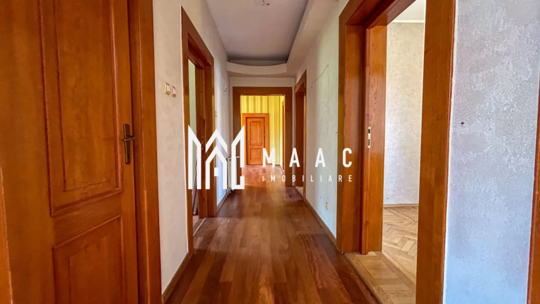 Casa individuala | Teren 960 mp | Trei Stejari - MAAC Imobiliare vă propune spre vânzare o proprietate deosebită situată în renumita zonă Trei Stejari, o oportunitate rară de a achiziționa o casă cu teren generos într-una dintre cele mai emblematice și apreciate zone ale orașului. Această proprietate reprezintă o alegere ideală pentru cei care își doresc o locuință spațioasă, cu grădină amplă și potențial ridicat de personalizare.

Casa are o suprafață utilă de 240 mp, inteligent compartimentați, fiind dispusă pe demisol, parter și mansardă, oferind spațiu suficient pentru o familie numeroasă sau pentru amenajarea unui cămin adaptat nevoilor actuale.

Compartimentare:
-Demisol: pivniță și cameră tehnică
-Parter: hol spațios, living cu ieșire pe terasă, dining generos, bucătărie, dormitor
-Mansardă: hol, trei dormitoare, două băi, spațiu de depozitare

În curte se află o proprietate adițională, respectiv o garsonieră cu baie proprie, ideală pentru oaspeți, locuință pentru un membru al familiei sau spațiu de lucru independent.

Terenul are o suprafață totală de 960 mp, dintre care aproximativ 800 mp reprezintă curte liberă, amenajată cu pomi și plante decorative, oferind un spațiu verde generos, intim și valoros pentru zona Trei Stejari.

Imobilul necesită renovare, aspect ce oferă viitorilor proprietari posibilitatea de a reconfigura și personaliza spațiul conform propriilor gusturi și necesități. Proprietățile cu o asemenea curte în această zonă sunt extrem de rare, ceea ce adaugă un plus de valoare și exclusivitate investiției.

Pentru mai multe detalii și pentru programarea unei vizionări, vă rugăm să ne contactați telefonic și să precizați că ați văzut anunțul cu ID: CP1592742.