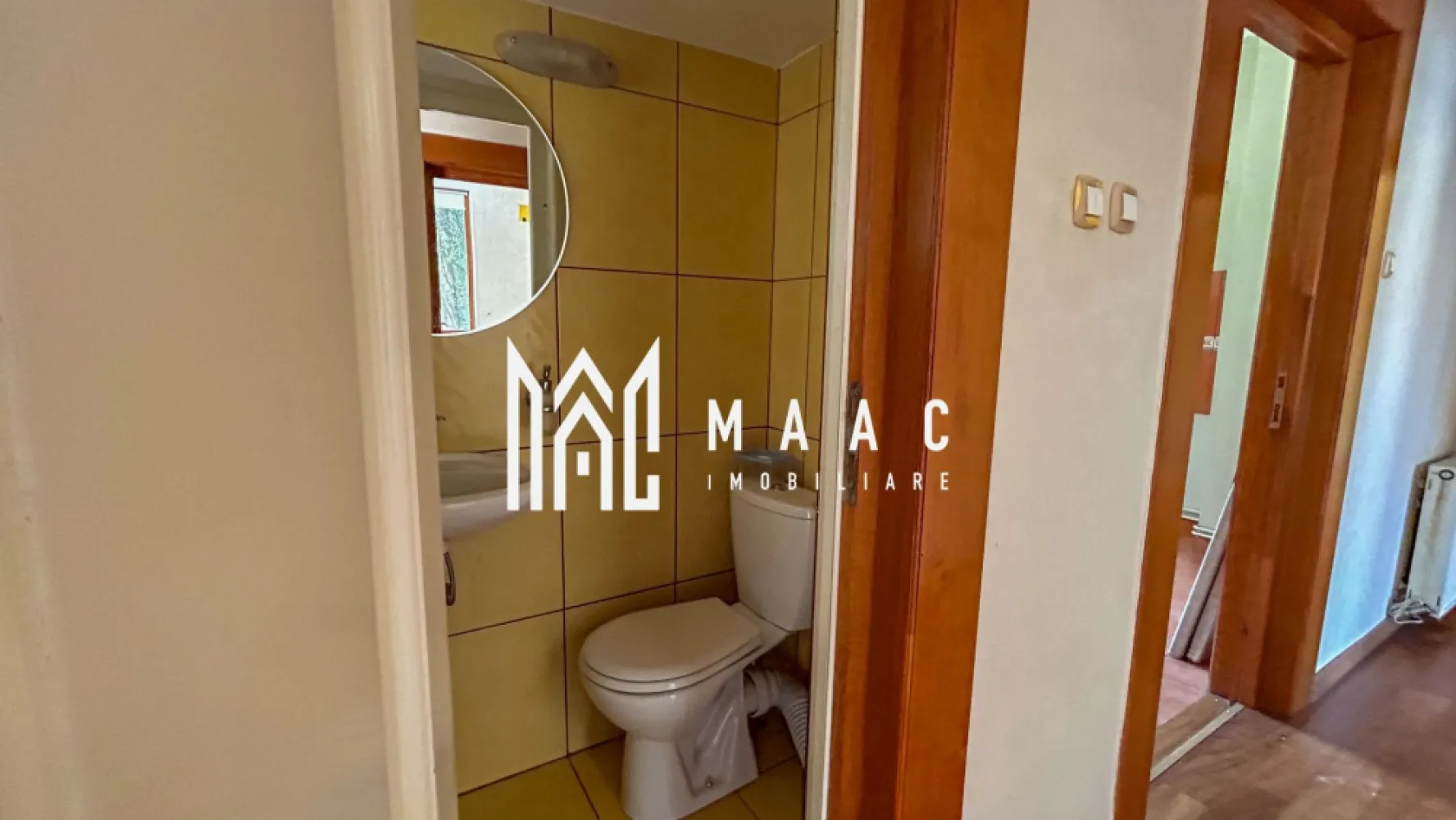 Casa individuala | Teren 960 mp | Trei Stejari - MAAC Imobiliare vă propune spre vânzare o proprietate deosebită situată în renumita zonă Trei Stejari, o oportunitate rară de a achiziționa o casă cu teren generos într-una dintre cele mai emblematice și apreciate zone ale orașului. Această proprietate reprezintă o alegere ideală pentru cei care își doresc o locuință spațioasă, cu grădină amplă și potențial ridicat de personalizare.

Casa are o suprafață utilă de 240 mp, inteligent compartimentați, fiind dispusă pe demisol, parter și mansardă, oferind spațiu suficient pentru o familie numeroasă sau pentru amenajarea unui cămin adaptat nevoilor actuale.

Compartimentare:
-Demisol: pivniță și cameră tehnică
-Parter: hol spațios, living cu ieșire pe terasă, dining generos, bucătărie, dormitor
-Mansardă: hol, trei dormitoare, două băi, spațiu de depozitare

În curte se află o proprietate adițională, respectiv o garsonieră cu baie proprie, ideală pentru oaspeți, locuință pentru un membru al familiei sau spațiu de lucru independent.

Terenul are o suprafață totală de 960 mp, dintre care aproximativ 800 mp reprezintă curte liberă, amenajată cu pomi și plante decorative, oferind un spațiu verde generos, intim și valoros pentru zona Trei Stejari.

Imobilul necesită renovare, aspect ce oferă viitorilor proprietari posibilitatea de a reconfigura și personaliza spațiul conform propriilor gusturi și necesități. Proprietățile cu o asemenea curte în această zonă sunt extrem de rare, ceea ce adaugă un plus de valoare și exclusivitate investiției.

Pentru mai multe detalii și pentru programarea unei vizionări, vă rugăm să ne contactați telefonic și să precizați că ați văzut anunțul cu ID: CP1592742.