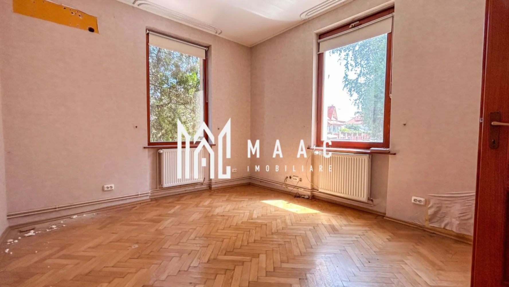 Casa individuala | Teren 960 mp | Trei Stejari - MAAC Imobiliare vă propune spre vânzare o proprietate deosebită situată în renumita zonă Trei Stejari, o oportunitate rară de a achiziționa o casă cu teren generos într-una dintre cele mai emblematice și apreciate zone ale orașului. Această proprietate reprezintă o alegere ideală pentru cei care își doresc o locuință spațioasă, cu grădină amplă și potențial ridicat de personalizare.

Casa are o suprafață utilă de 240 mp, inteligent compartimentați, fiind dispusă pe demisol, parter și mansardă, oferind spațiu suficient pentru o familie numeroasă sau pentru amenajarea unui cămin adaptat nevoilor actuale.

Compartimentare:
-Demisol: pivniță și cameră tehnică
-Parter: hol spațios, living cu ieșire pe terasă, dining generos, bucătărie, dormitor
-Mansardă: hol, trei dormitoare, două băi, spațiu de depozitare

În curte se află o proprietate adițională, respectiv o garsonieră cu baie proprie, ideală pentru oaspeți, locuință pentru un membru al familiei sau spațiu de lucru independent.

Terenul are o suprafață totală de 960 mp, dintre care aproximativ 800 mp reprezintă curte liberă, amenajată cu pomi și plante decorative, oferind un spațiu verde generos, intim și valoros pentru zona Trei Stejari.

Imobilul necesită renovare, aspect ce oferă viitorilor proprietari posibilitatea de a reconfigura și personaliza spațiul conform propriilor gusturi și necesități. Proprietățile cu o asemenea curte în această zonă sunt extrem de rare, ceea ce adaugă un plus de valoare și exclusivitate investiției.

Pentru mai multe detalii și pentru programarea unei vizionări, vă rugăm să ne contactați telefonic și să precizați că ați văzut anunțul cu ID: CP1592742.