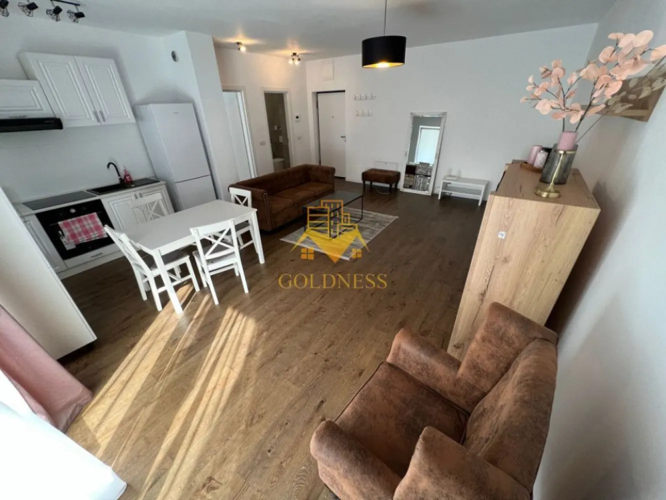 2 camere, modern, Marasti, Record Park, zona Bosch, NTT Data - GOLDNESS Imobiliare vă propune spre închiriere un apartament cu 2 camere complet mobilat și utilat, la etajul 1 într-un imobil de 6 etaje, în cartierul Marasti . Apartamentul este compartimentat astfel:
 - dormitor cu pat matrimonial, dressing, noptiere, birou
 - living cu bucatarie open-space complet utilată, canapea, loc de servit masa 
 - baie cu vana, calorifer port prosop inox și dulap pentru depozitare.
 - terasa de 10 mp.

Imobilul este dotat cu toate cele necesare- centrală proprie, mașină de spălat haine, frigider, plită electrică, hotă, etc. 
Se află în apropierea stațiilor de transport în comun, magazine, restaurante, spații verzi, farmacii, etc. 

Dacă sunteți interesați de acest apartament și doriți să îl vizionați, dar și pentru alte oferte sau detalii nu ezitați să ne contactați telefonic sau prin e-mail - goldnessimobiliare@gmail.com. Vă stăm la dispoziție!