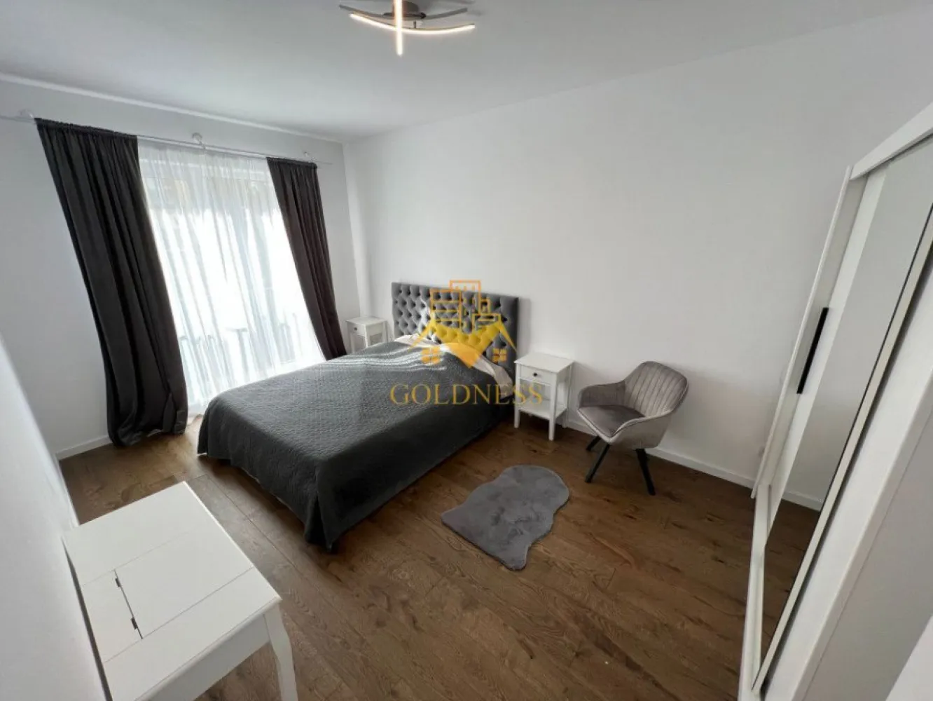 2 camere, modern, Marasti, Record Park, zona Bosch, NTT Data - GOLDNESS Imobiliare vă propune spre închiriere un apartament cu 2 camere complet mobilat și utilat, la etajul 1 într-un imobil de 6 etaje, în cartierul Marasti . Apartamentul este compartimentat astfel:
 - dormitor cu pat matrimonial, dressing, noptiere, birou
 - living cu bucatarie open-space complet utilată, canapea, loc de servit masa 
 - baie cu vana, calorifer port prosop inox și dulap pentru depozitare.
 - terasa de 10 mp.

Imobilul este dotat cu toate cele necesare- centrală proprie, mașină de spălat haine, frigider, plită electrică, hotă, etc. 
Se află în apropierea stațiilor de transport în comun, magazine, restaurante, spații verzi, farmacii, etc. 

Dacă sunteți interesați de acest apartament și doriți să îl vizionați, dar și pentru alte oferte sau detalii nu ezitați să ne contactați telefonic sau prin e-mail - goldnessimobiliare@gmail.com. Vă stăm la dispoziție!