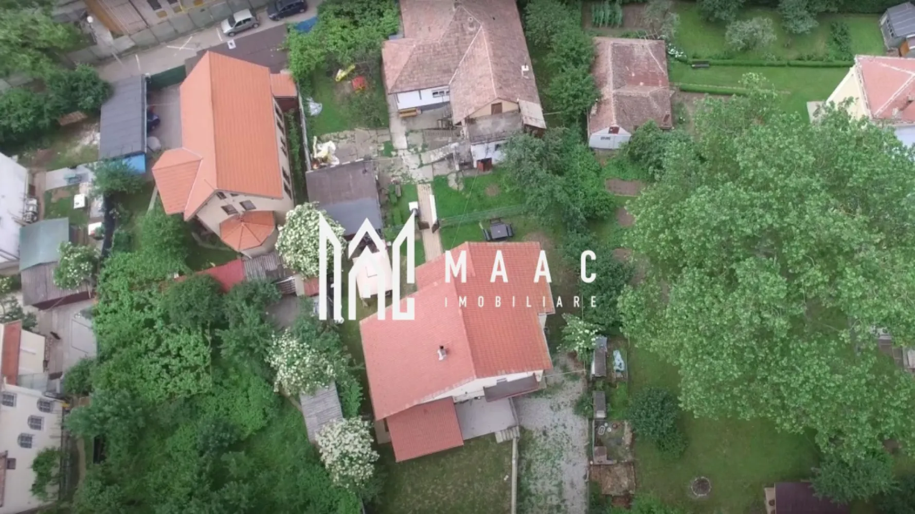 Exclusivitate | Casa individuala | Centru | Teren 628 mp - MAAC Imobiliare are placerea sa va prezinte spre vanzare o vila in exclusivitate, situata in centrul orasului, la doar cateva minute de Piata Mare. Locuinta este desfasurata pe S+P+E fiind compartimentat astfel: Parter: - living cu iesire pe terasa, bucatarie, birou, hol, baie Etaj: - 2 dormitoare, un open space care poate fi transformat in dormitor, baie, dressing Podul casei a fost transformat intr-un dormitor pentru oaspeti, foarte luminos. Terenul aferent acestei proprietati este de 628 mp, amenajata cu gazon. Avantajul major al acestei proprietati o reprezinta intimitatea pe care o ofera pozitia terenului. Pentru mai multe detalii precizati ca ati vazut anuntul cu ID: CP1433641 }}