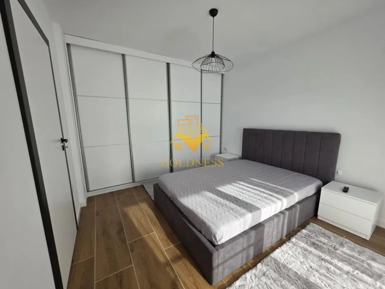 3 camere open space, Premium, Prima Inchiriere, Porii, Eroilor - GOLDNESS Imobiliare vă propune spre închiriere un apartament 3 cu camere complet mobilat și utilat, la etajul 4 într-un imobil de 5 etaje, în Floresti.
Dispune de loc de parcare subteran!
Se află în apropierea stațiilor de transport în comun, magazine, restaurante, spații verzi, farmacii, etc. 

Apartamentul este compartimentat astfel:
 - doua dormitoare cu pat matrimonial, dressing, noptiere
 - living cu bucatarie open space complet utilată și mobilată, canapea extensibilă, loc de servit masa, comoda tv, dressing
 - baie cu dus walk-in, dulap generos pentru depozitare.
 - terasa de 10 mp.

Imobilul este dotat cu toate cele necesare- centrală proprie, frigider, aragaz, hotă, mașină de spălat haine, etc. 

Dacă sunteți interesați de acest apartament și doriți să îl vizionați, dar și pentru alte oferte nu ezitați să ne contactați telefonic sau prin e-mail. Vă stăm la dispoziție!
Pentru intermediere se percepe un comision de 50% din prețul chiriei!