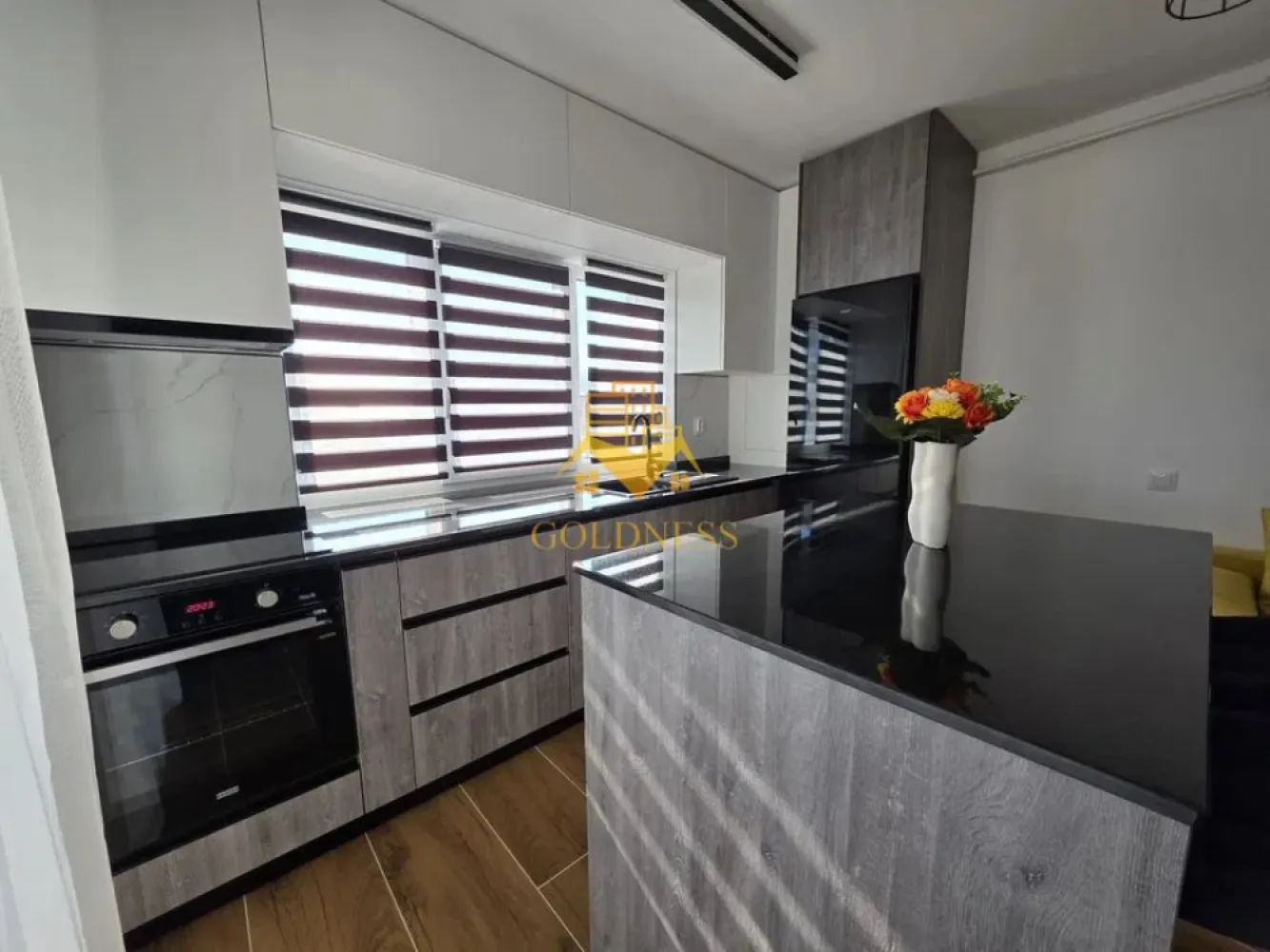 3 camere open space, Premium, Prima Inchiriere, Porii, Eroilor - GOLDNESS Imobiliare vă propune spre închiriere un apartament 3 cu camere complet mobilat și utilat, la etajul 4 într-un imobil de 5 etaje, în Floresti.
Dispune de loc de parcare subteran!
Se află în apropierea stațiilor de transport în comun, magazine, restaurante, spații verzi, farmacii, etc. 

Apartamentul este compartimentat astfel:
 - doua dormitoare cu pat matrimonial, dressing, noptiere
 - living cu bucatarie open space complet utilată și mobilată, canapea extensibilă, loc de servit masa, comoda tv, dressing
 - baie cu dus walk-in, dulap generos pentru depozitare.
 - terasa de 10 mp.

Imobilul este dotat cu toate cele necesare- centrală proprie, frigider, aragaz, hotă, mașină de spălat haine, etc. 

Dacă sunteți interesați de acest apartament și doriți să îl vizionați, dar și pentru alte oferte nu ezitați să ne contactați telefonic sau prin e-mail. Vă stăm la dispoziție!
Pentru intermediere se percepe un comision de 50% din prețul chiriei!